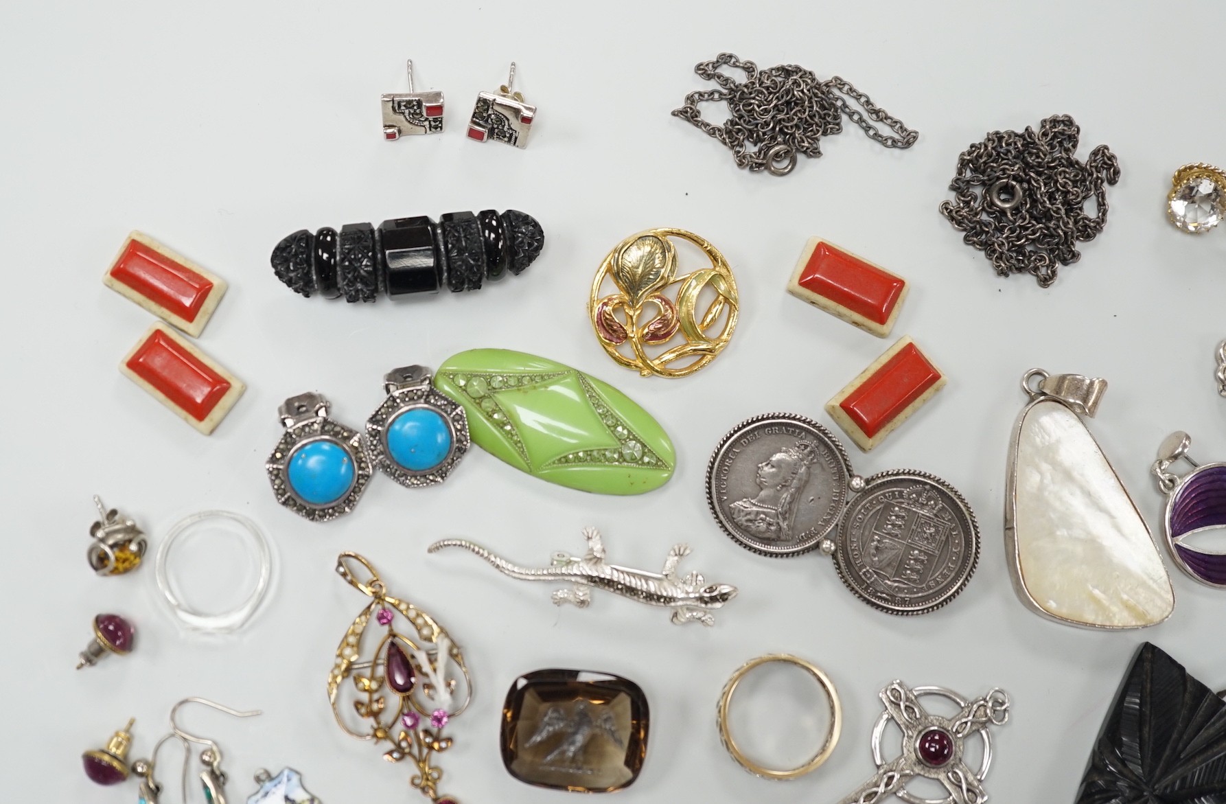 Mixed jewellery including an Edwardian yellow metal and gem set drop pendant, an unmounted - Image 3 of 8