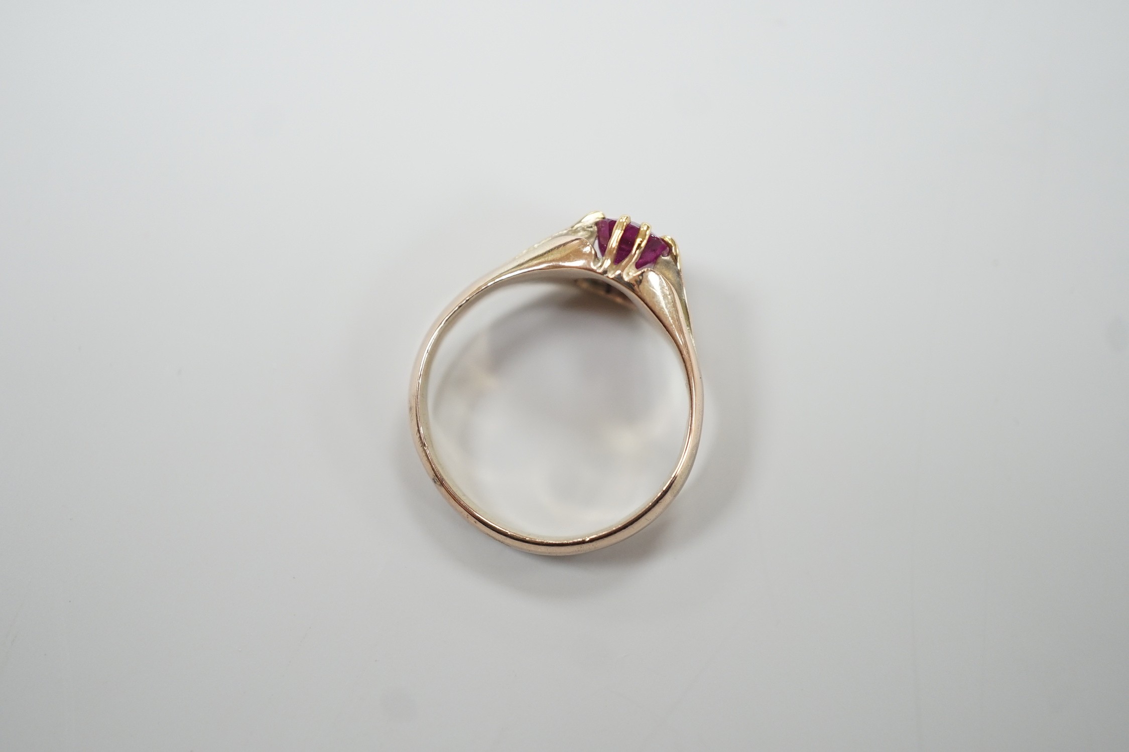 A yellow metal and claw set solitaire oval cut ruby/pink sapphire? ring, size L, gross - Image 4 of 4