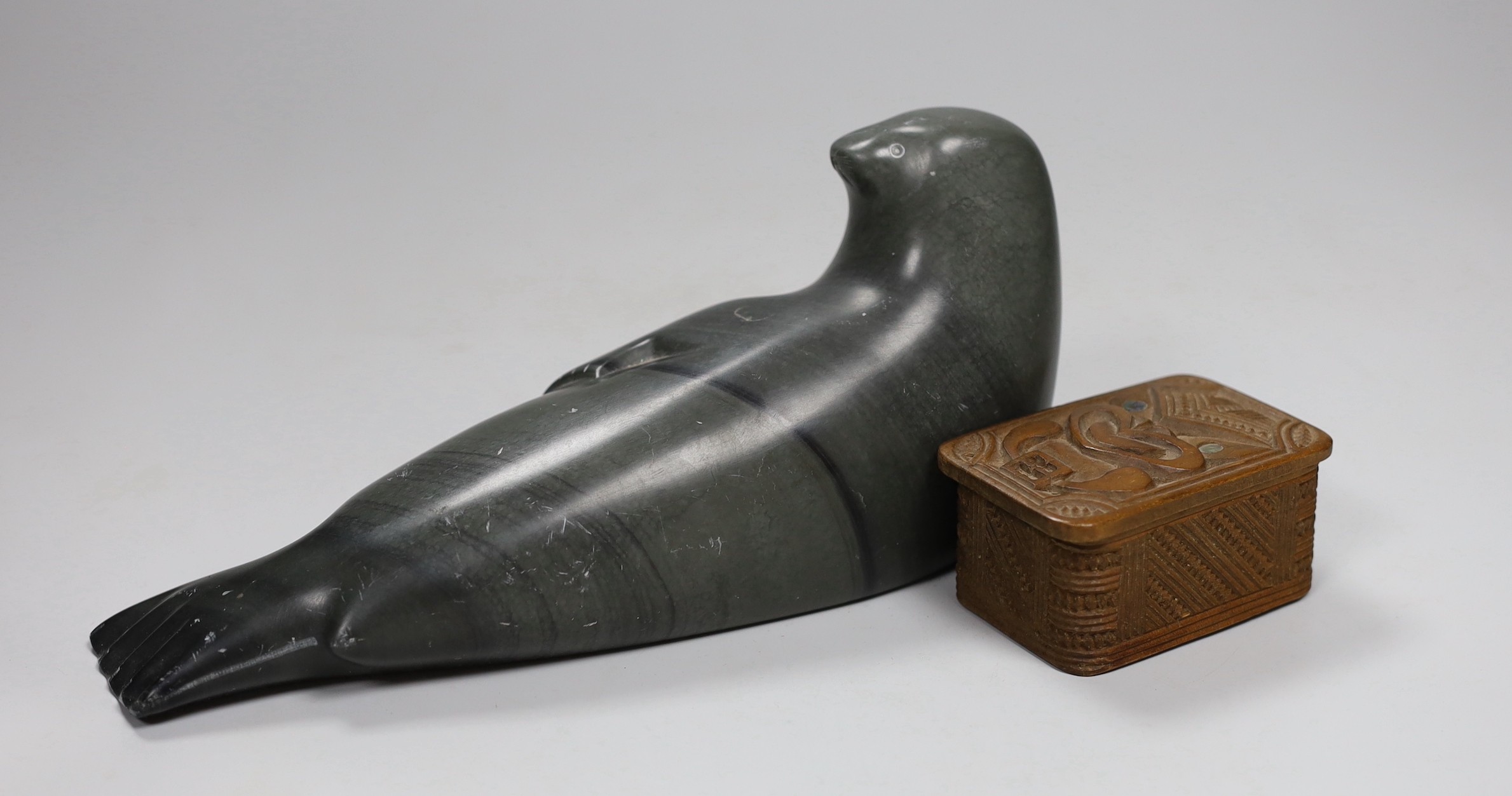 An Inuit stone figure of a seal and a Maori box and cover, carving 22cm long - Image 2 of 5