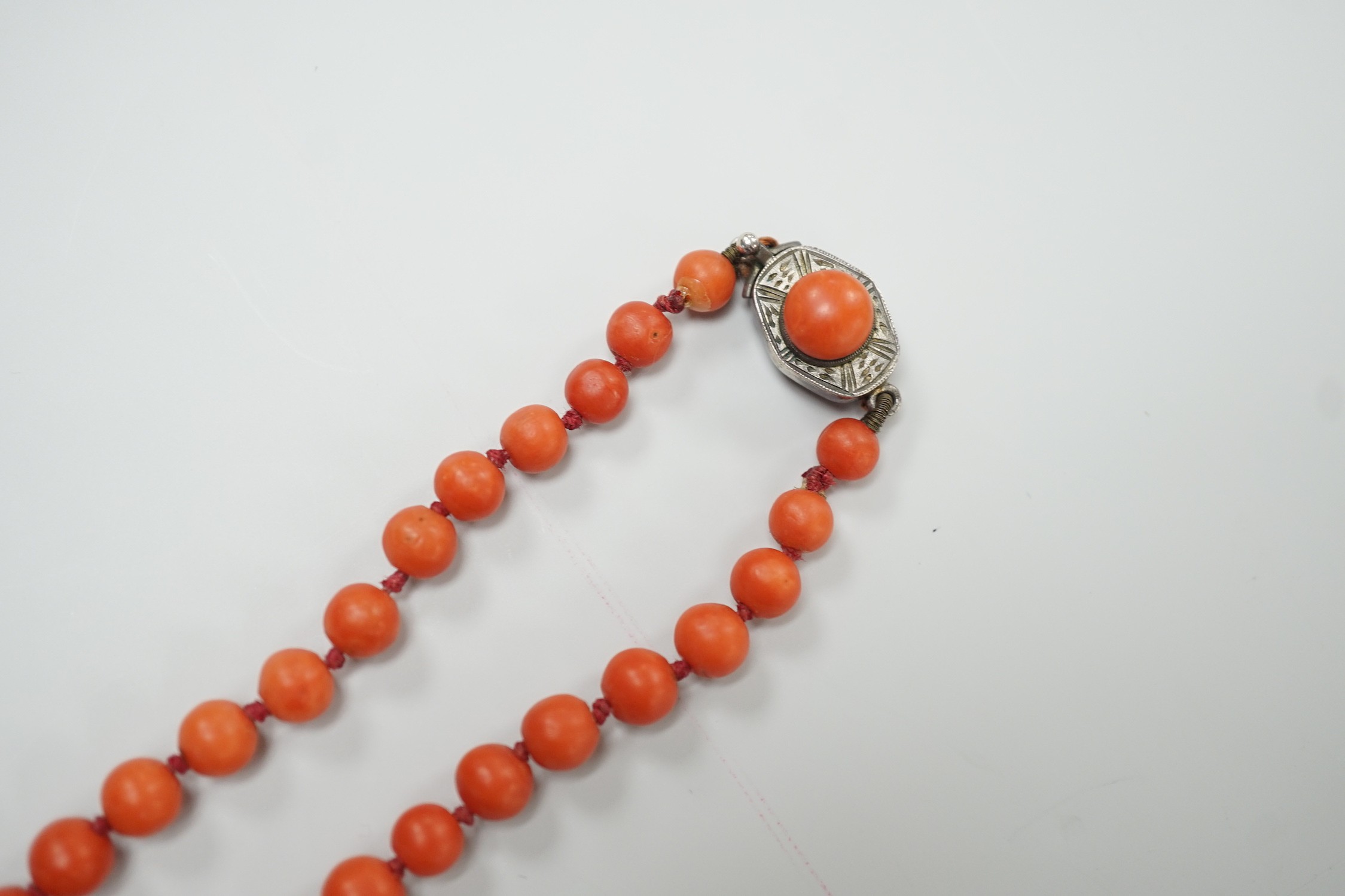 A single strand graduated coral bead necklace, 56cm, gross weight 42 grams. - Image 3 of 4