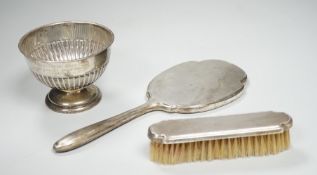 An Edwardian demi-fluted silver small presentation pedestal bowl, Sheffield, 1904, diameter 10.9cm