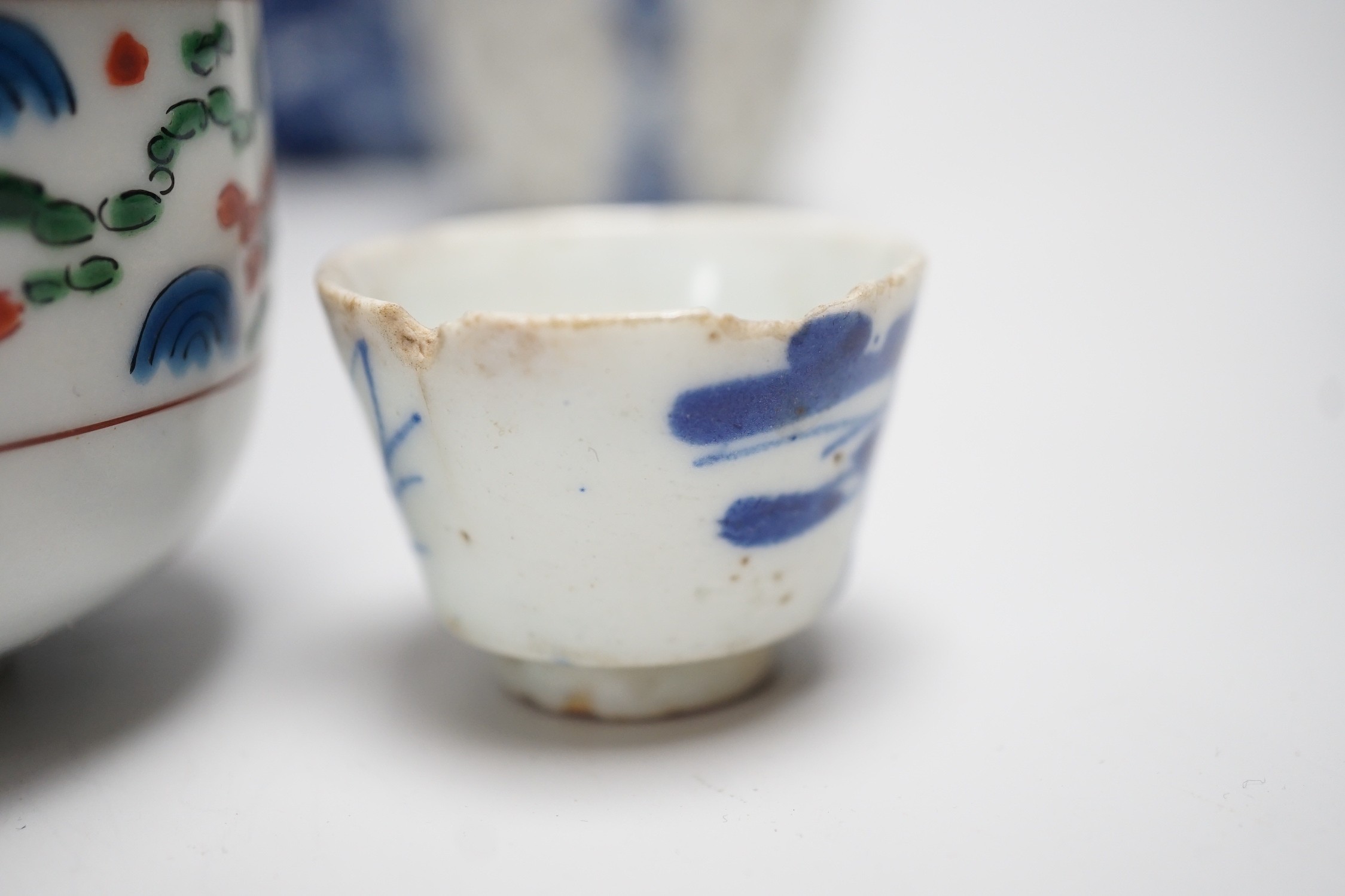 A group of mixed Chinese and Japanese porcelain vessels, tallest 11 cm - Image 6 of 9
