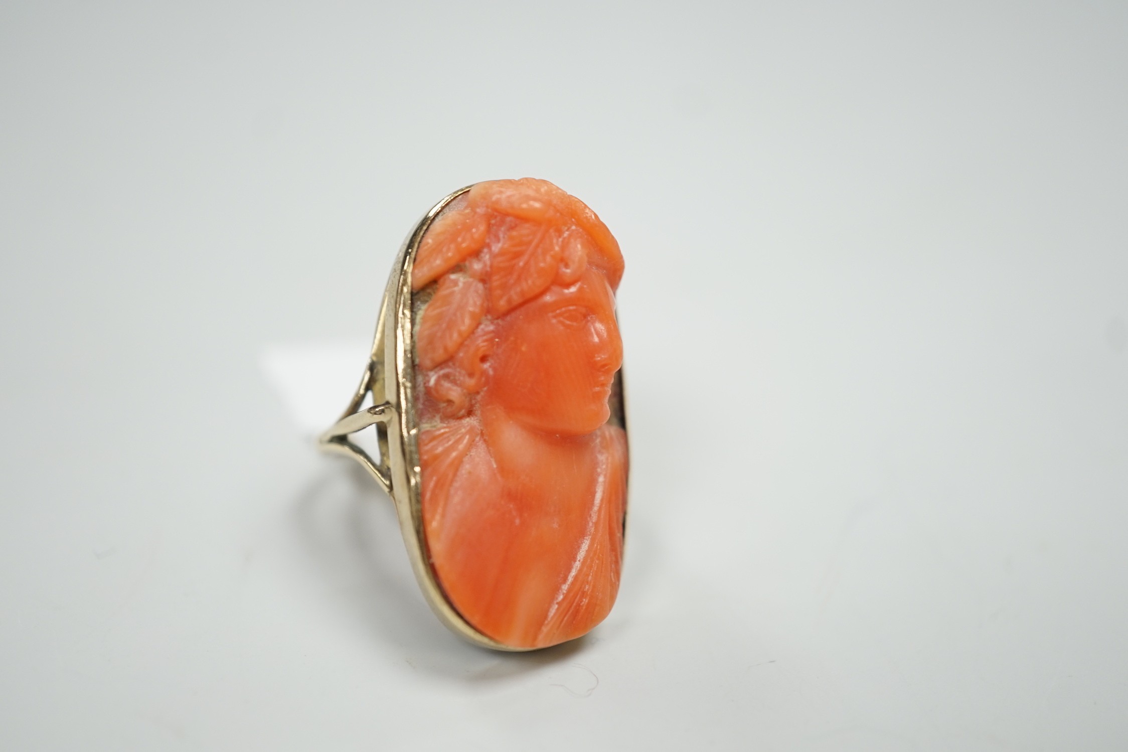 A yellow metal and coral set oval dress upfinger ring, the coral carved with a classical bust to - Image 4 of 6