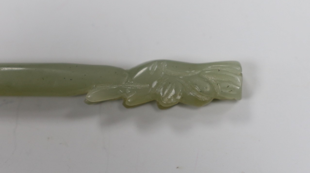 A Chinese jade hairpin, 21cm, a hardstone plaque, and an alabaster bowl - Image 9 of 10