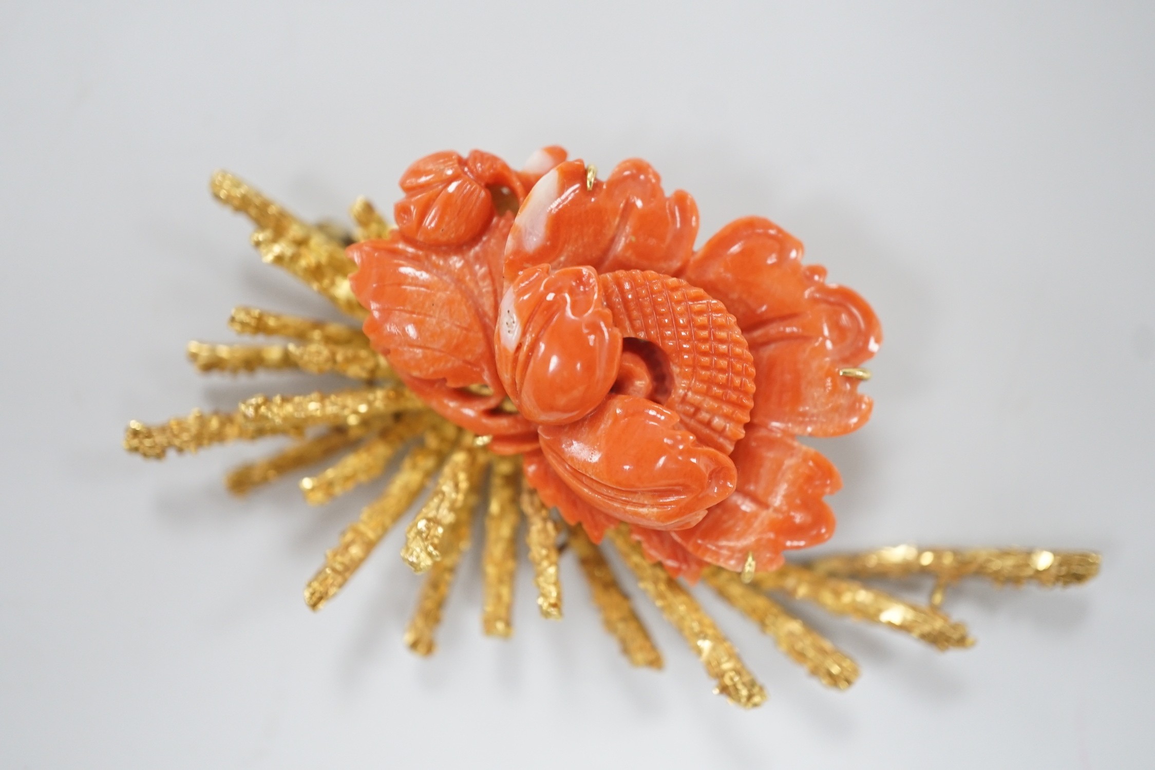 A 1970's? textured 14k yellow metal and carved coral mounted floral spray brooch, 62mm, gross weight - Image 2 of 4