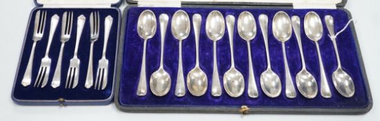 A cased set of twelve George V silver rat-tail pattern teaspoons, William Hutton & Sons,