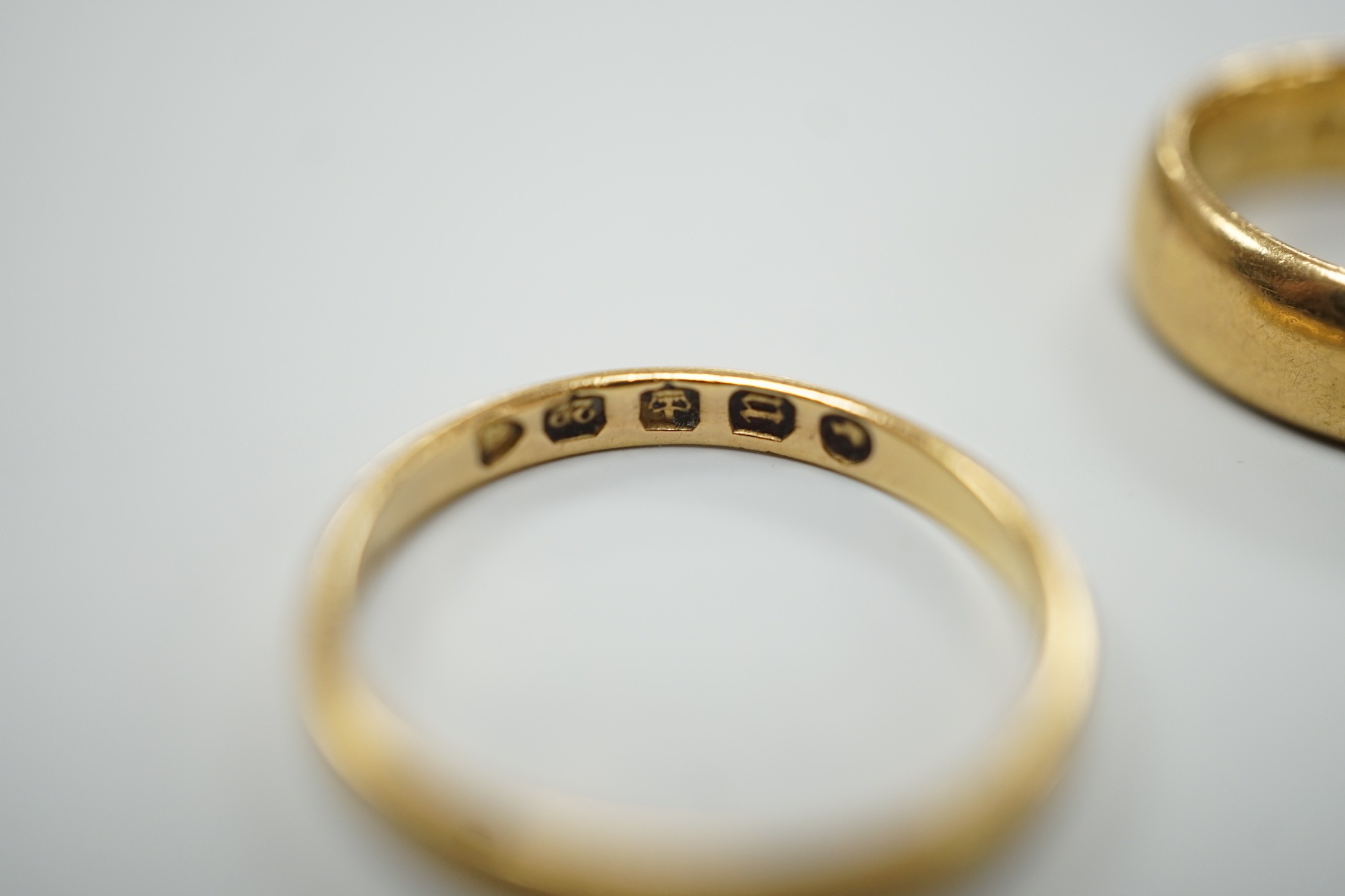 A thin Victorian 22ct gold wedding band, London, 1875, size K/L and two later 22ct gold wedding - Image 3 of 4