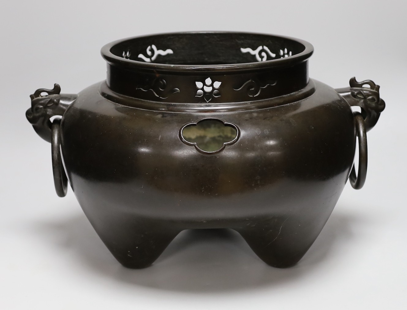 A Japanese bronze tripod jardinière, Meiji period, 26cms high - Image 3 of 5