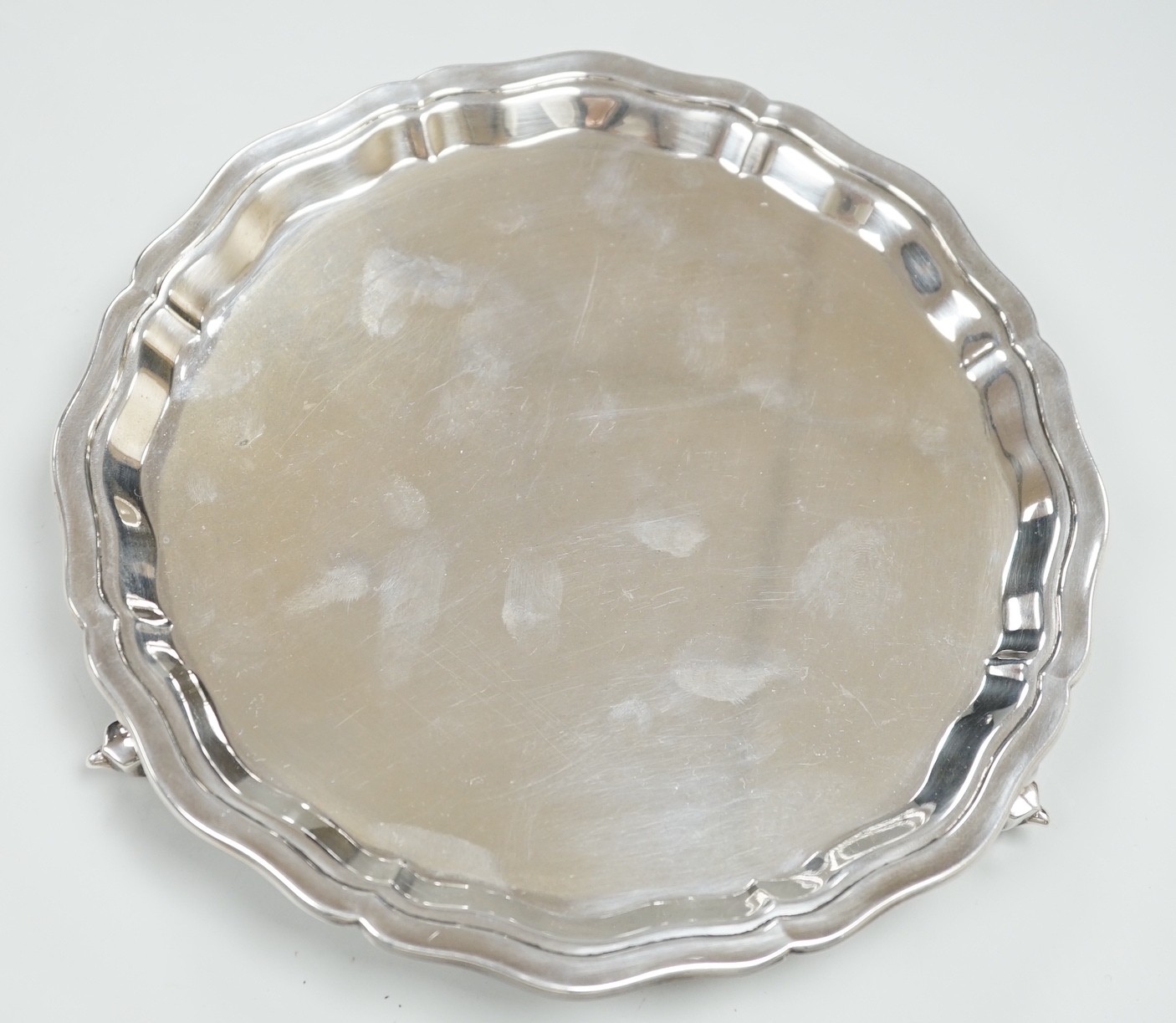 An Elizabeth II silver salver, on three scroll feet, A. Chick & Sons, Sheffield, 1961, diameter 20.