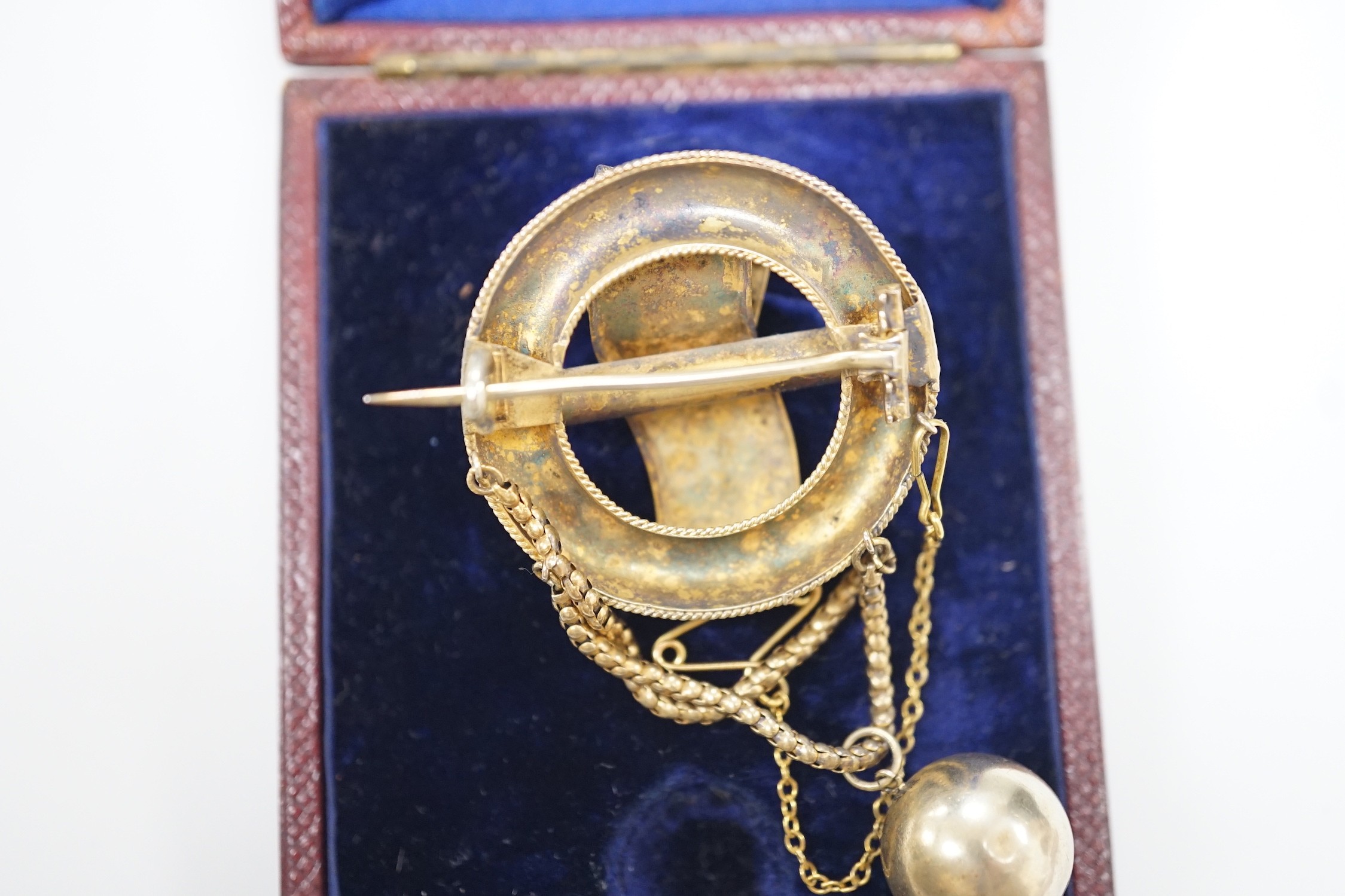 A Victorian gilt white metal drop brooch, with central buckle motif and spherical drop, 80mm, in - Image 4 of 4