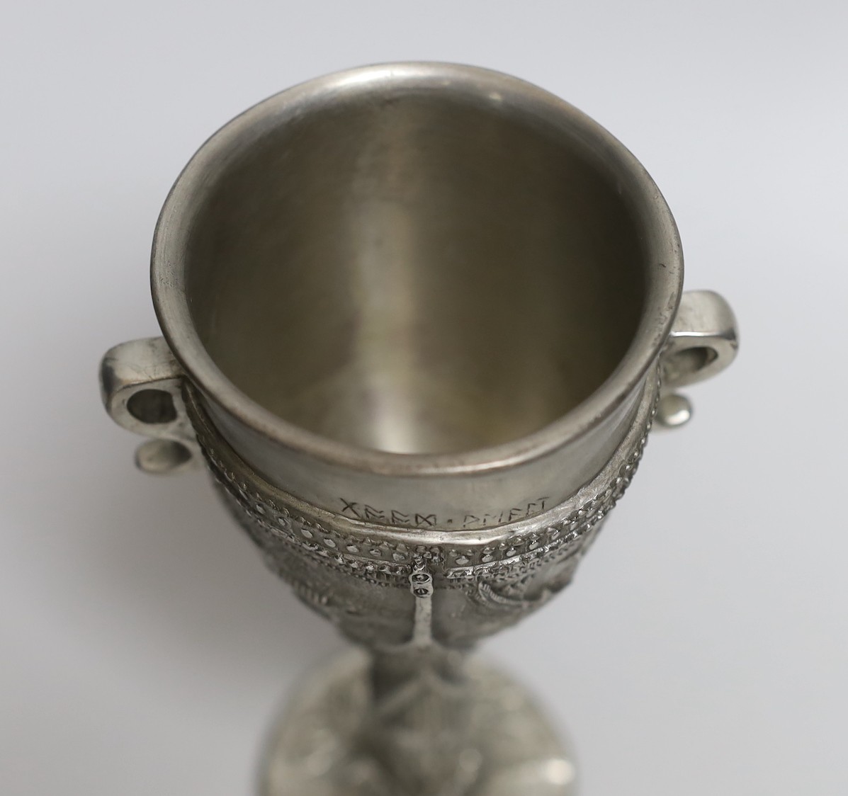 A Selangor cast pewter ‘Hobbit’ goblet inspired by Tolkien’s Lord of the Rings, 18.5cms high - Image 4 of 5