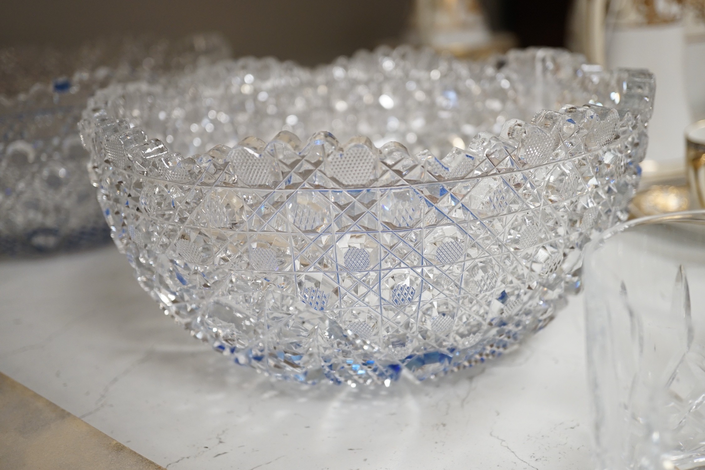 A Pair of Bohemian or Czech heavy cuts glass fruit bowls with blue flashed centres, 22.5 cm - Image 8 of 10