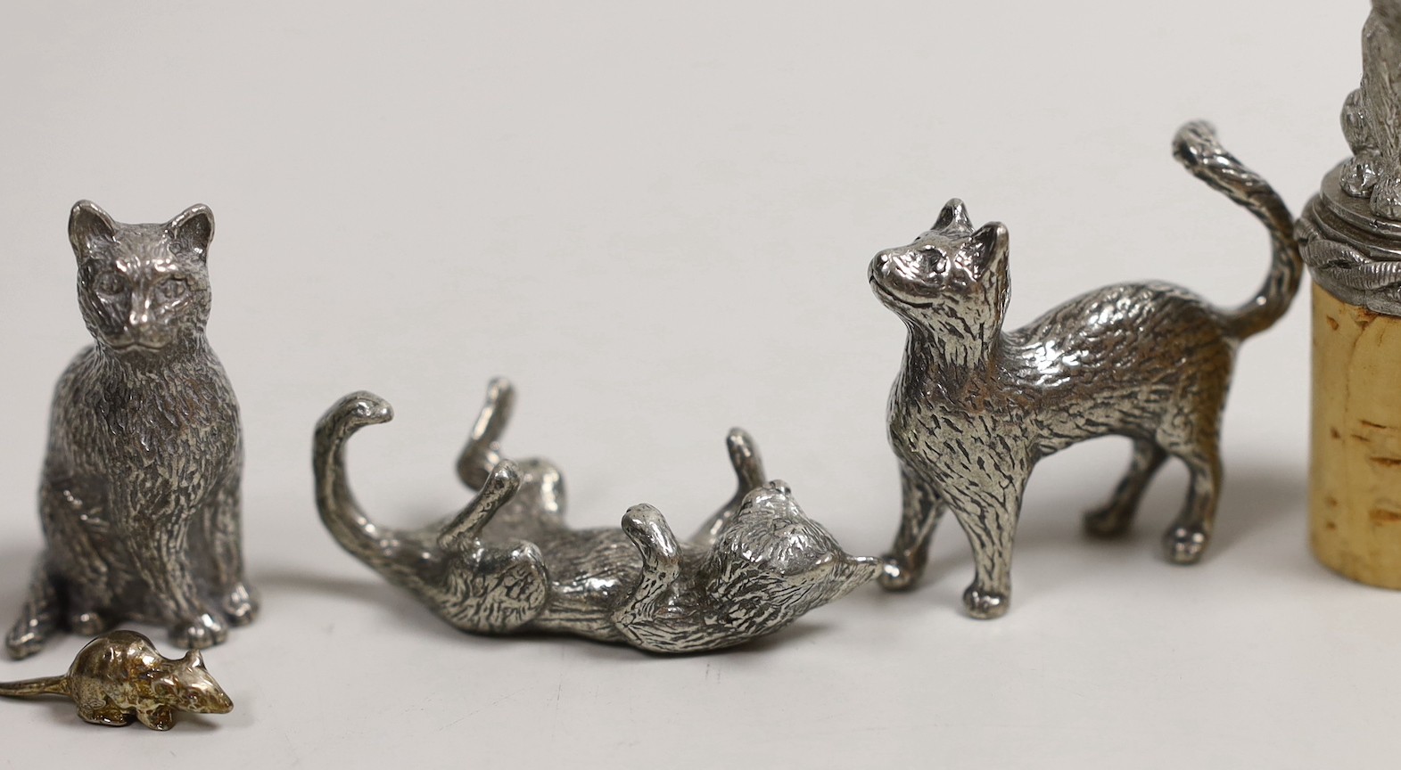 A modern silver miniature free standing model of a cat, with raised paw, London, 1995, length - Image 3 of 5