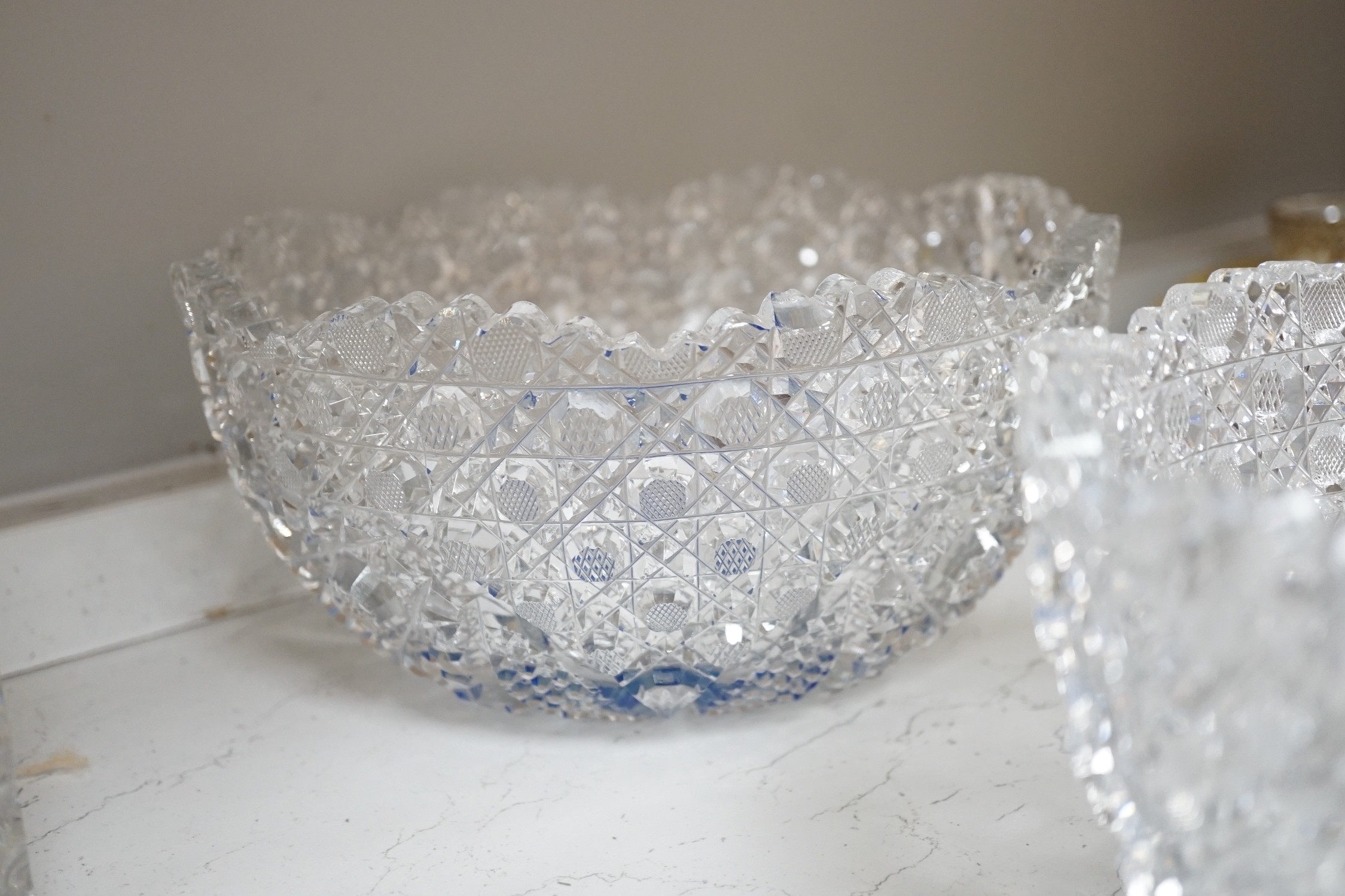 A Pair of Bohemian or Czech heavy cuts glass fruit bowls with blue flashed centres, 22.5 cm - Image 10 of 10