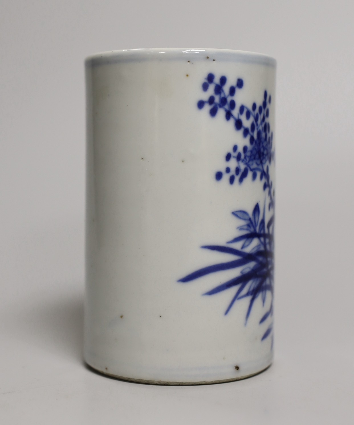 A late 19th/early 20th century Chinese blue and white brushpot, 11.5cm - Image 3 of 5