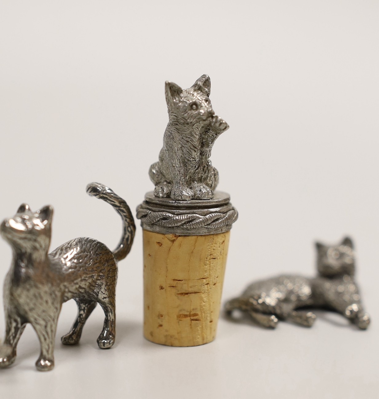 A modern silver miniature free standing model of a cat, with raised paw, London, 1995, length - Image 4 of 5