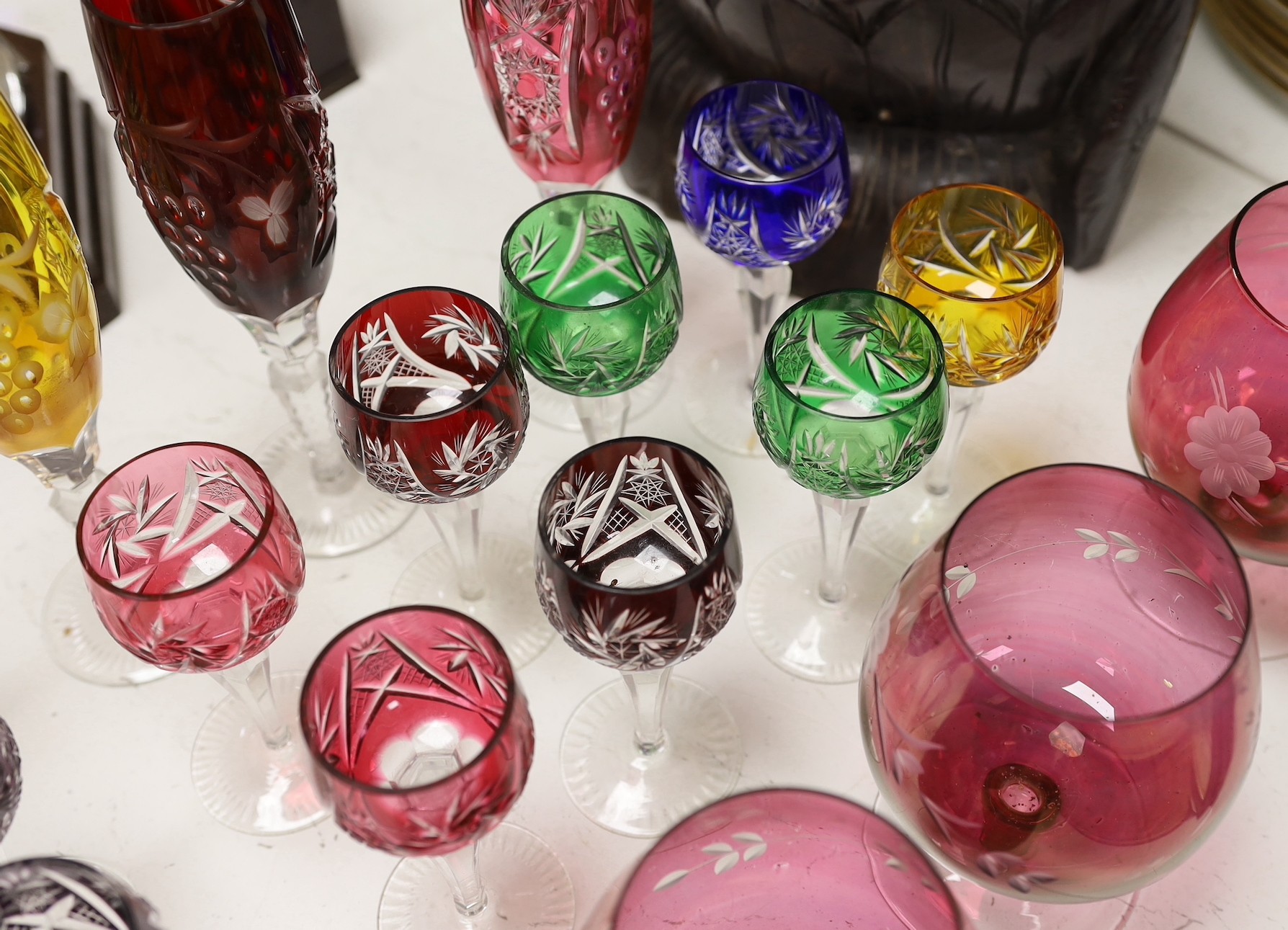 A group of mixed coloured bowl wine glasses - Image 4 of 4