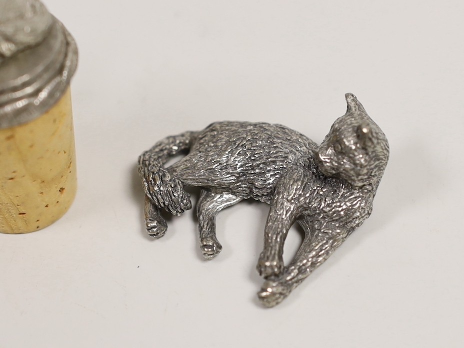 A modern silver miniature free standing model of a cat, with raised paw, London, 1995, length - Image 5 of 5