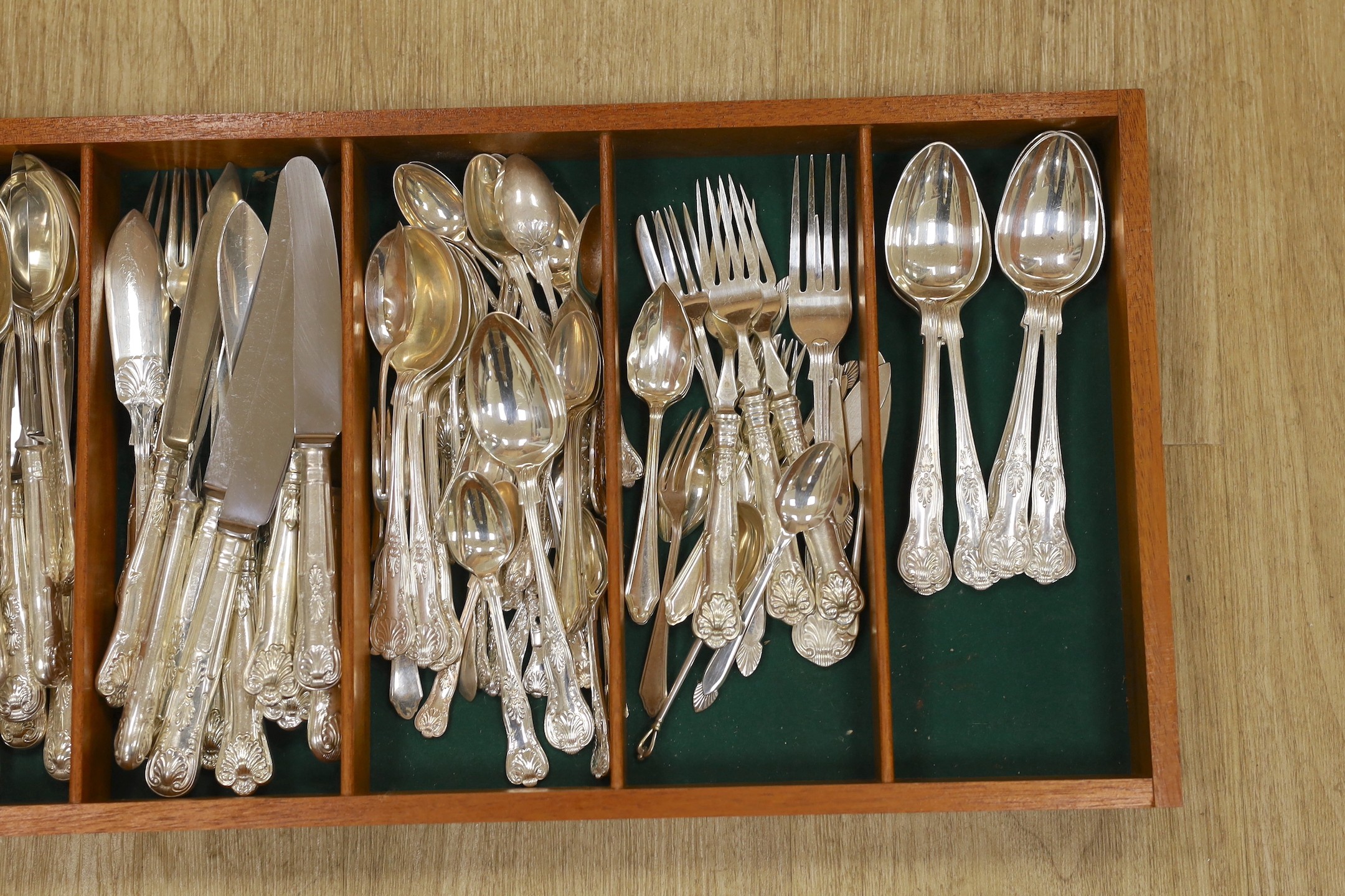 A Kings pattern plated flatware canteen - Image 3 of 3