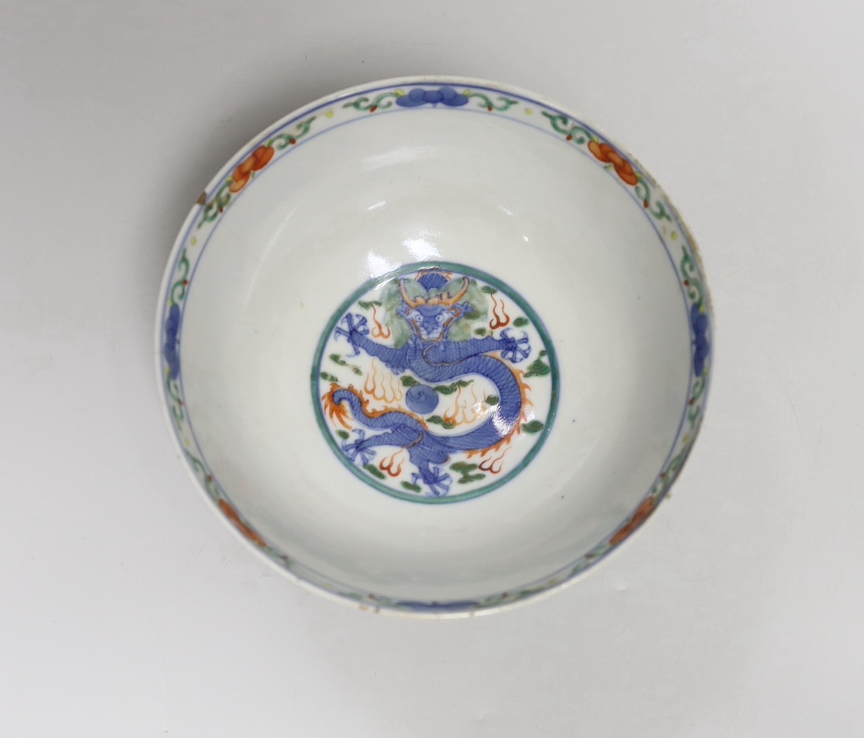 A Chinese wucai ‘boys’ bowl, Kangxi mark late 19th/early 20th century, dragon to the interior, 16. - Image 4 of 5