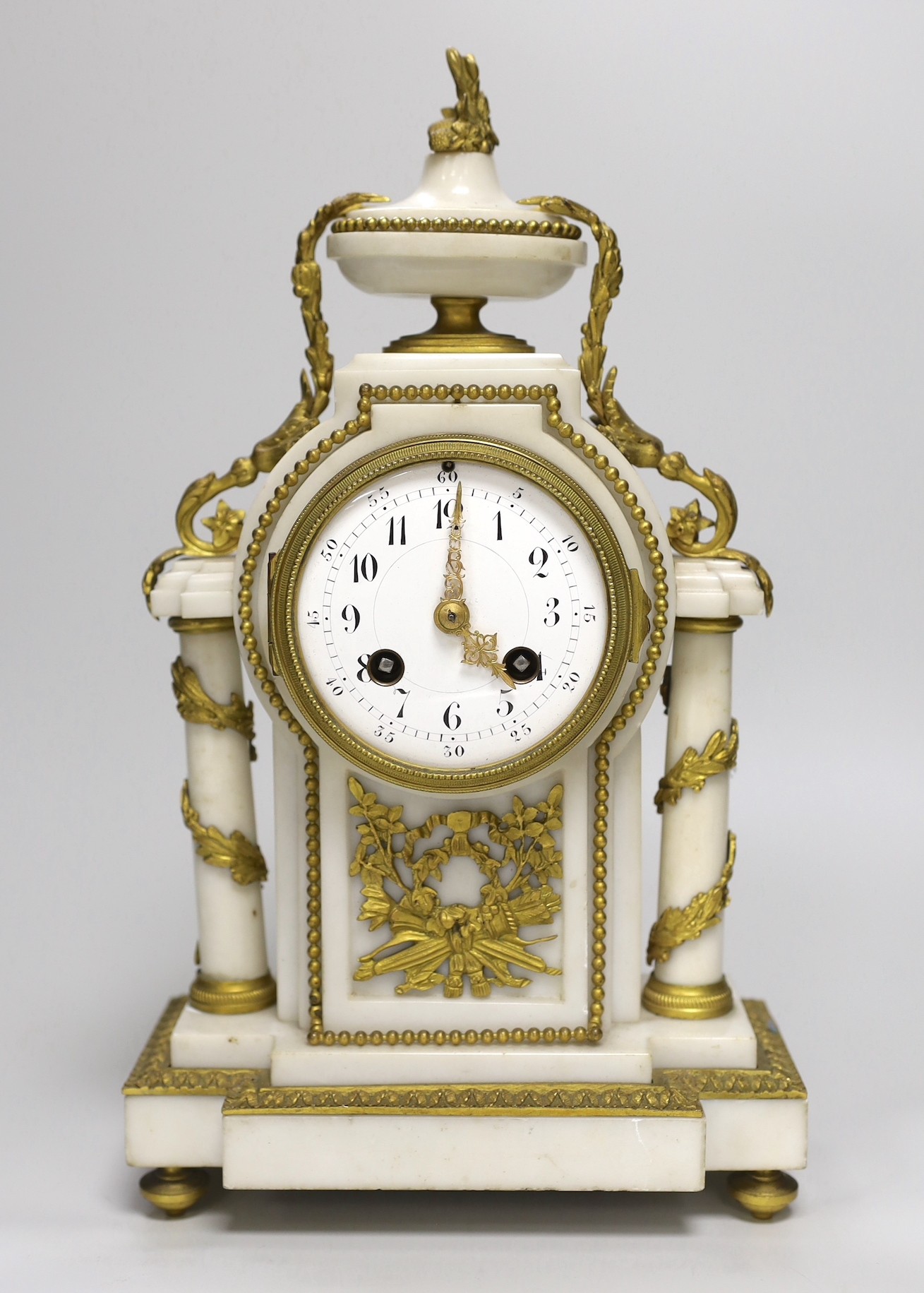 A late 19th century French ormolu and alabaster mantel clock with pendulum, 34cm