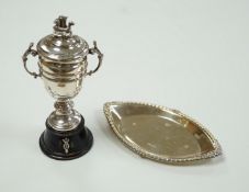 A miniature George V Scottish silver lidded trophy cup, on stand, Edinburgh, 1913, overall 14cm