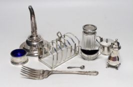 A George V silver seven bar toastrack, Birmingham, 1913, 11.9cm, four silver condiments, a silver