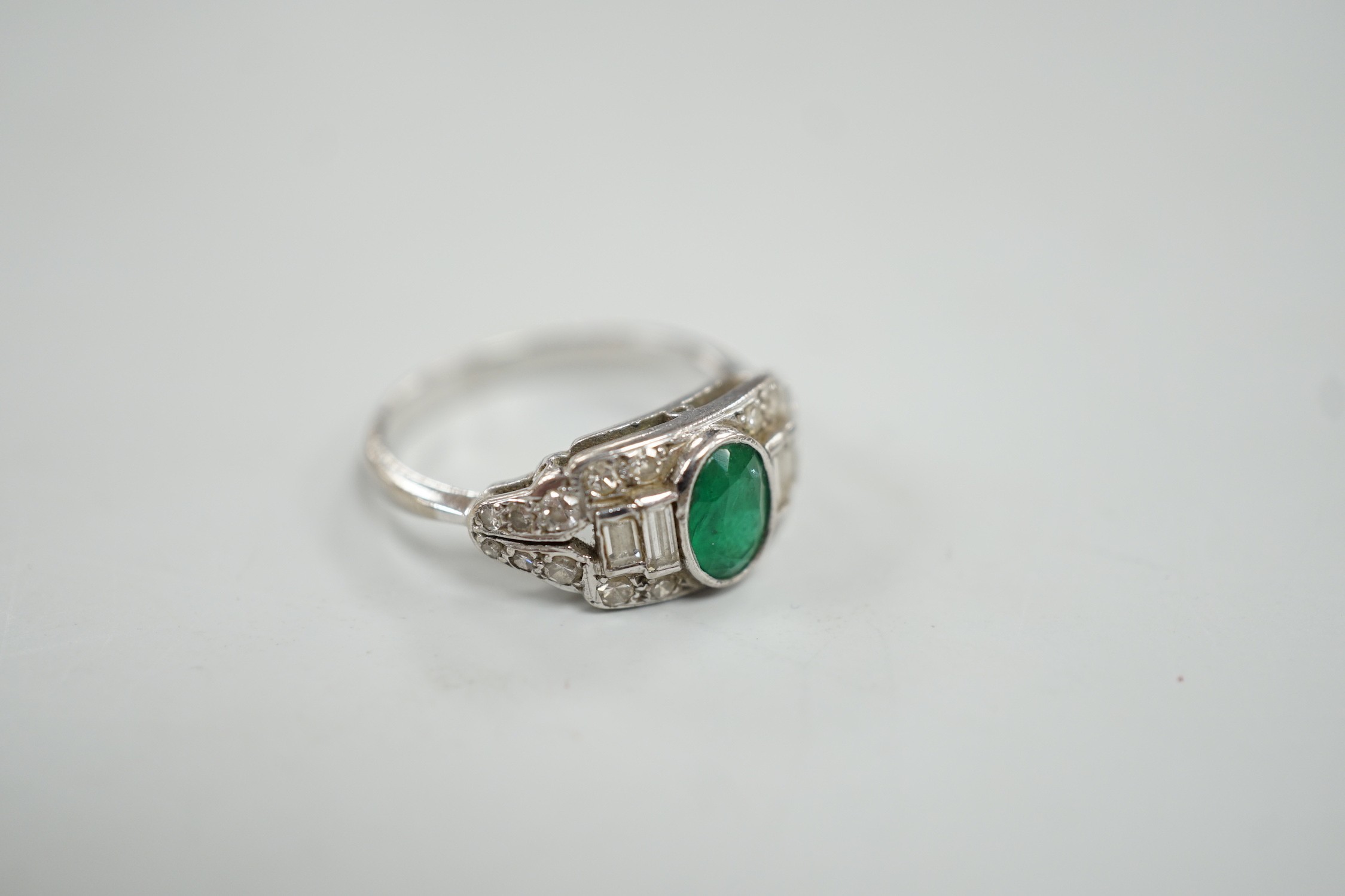 An Art Deco white metal, singe stone oval cut emerald and round and baguette cut diamond cluster set - Image 3 of 4