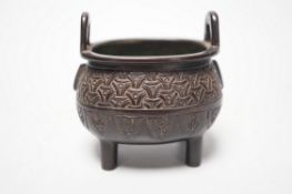 A Chinese archaistic bronze censer, 8cm