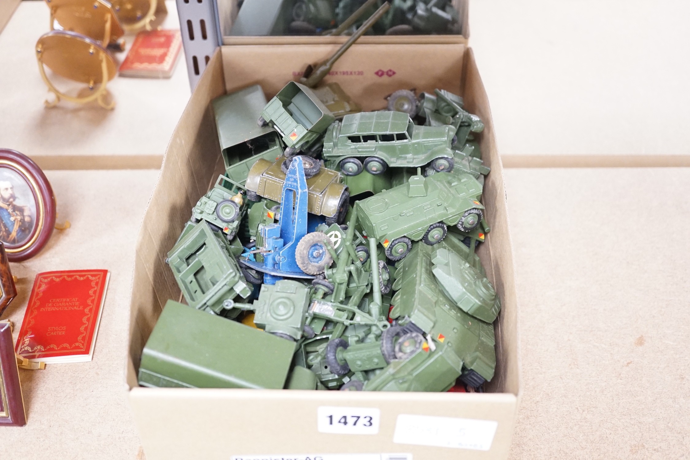 A selection of various Dinky military toys and a boxed Britains 155mm gun - Bild 2 aus 2