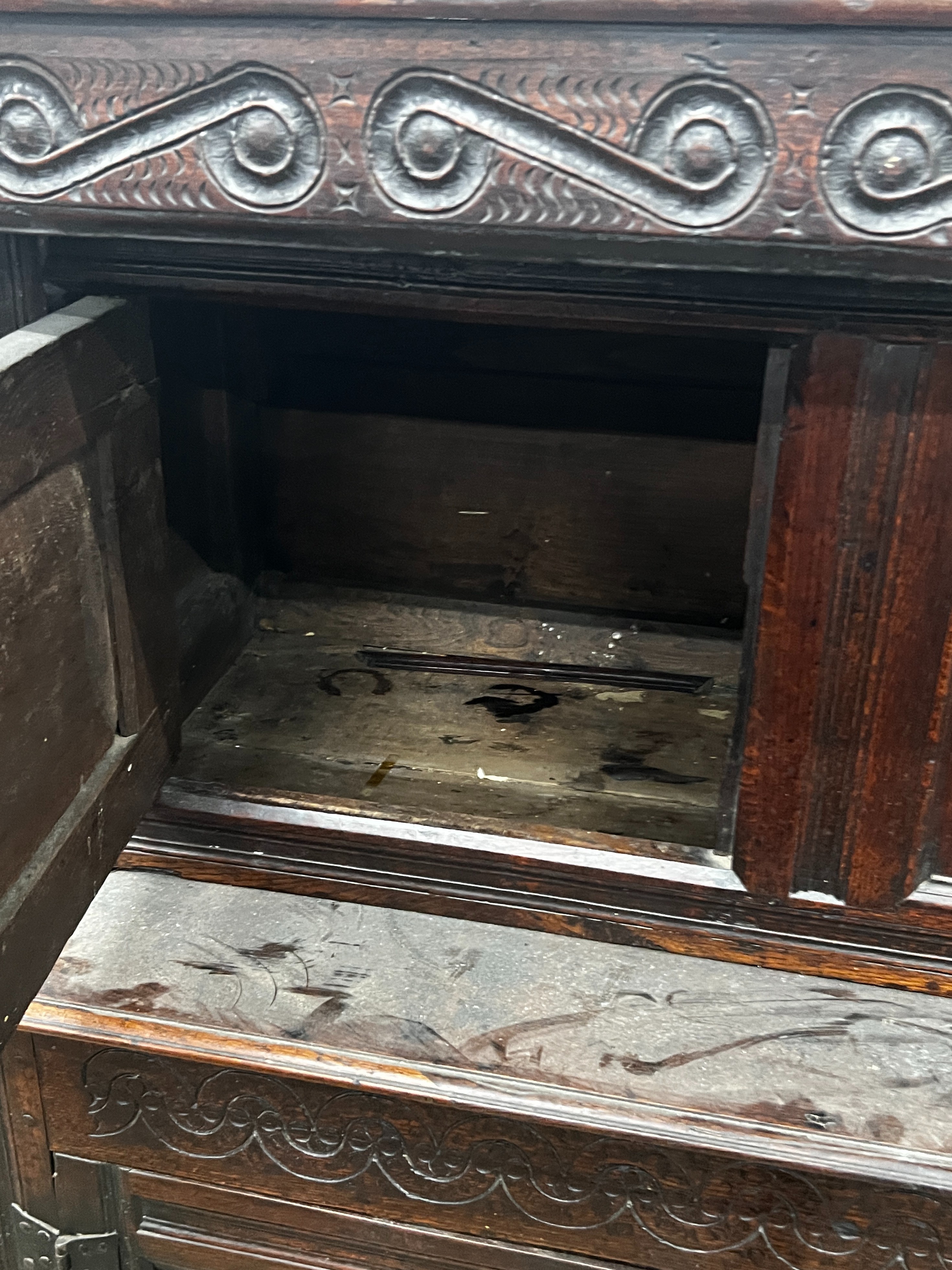 A 17th century oak court cupboard, width 139cm, depth 57cm, height 146cm - Bild 2 aus 2