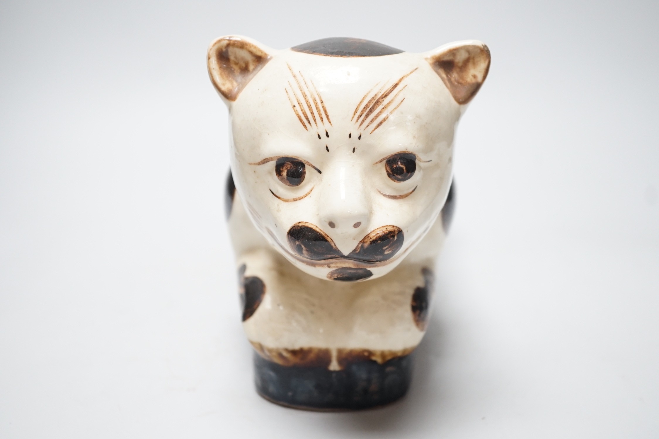 A Chinese Cizhou style 'cat' pillow, late Qing Dynasty, 35cm long - Image 2 of 3