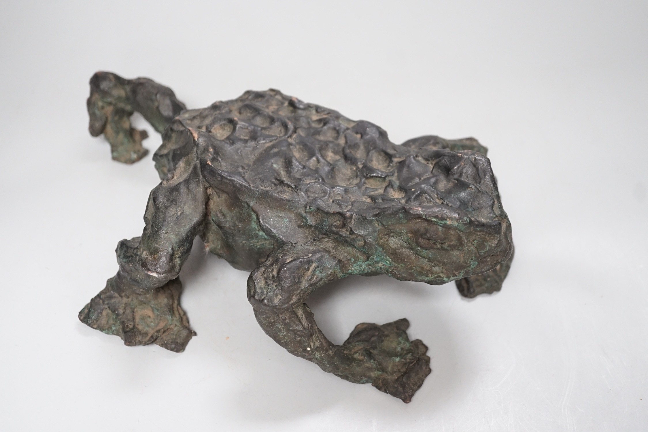 A large contemporary bronze model of a toad, 31cm long - Image 2 of 3