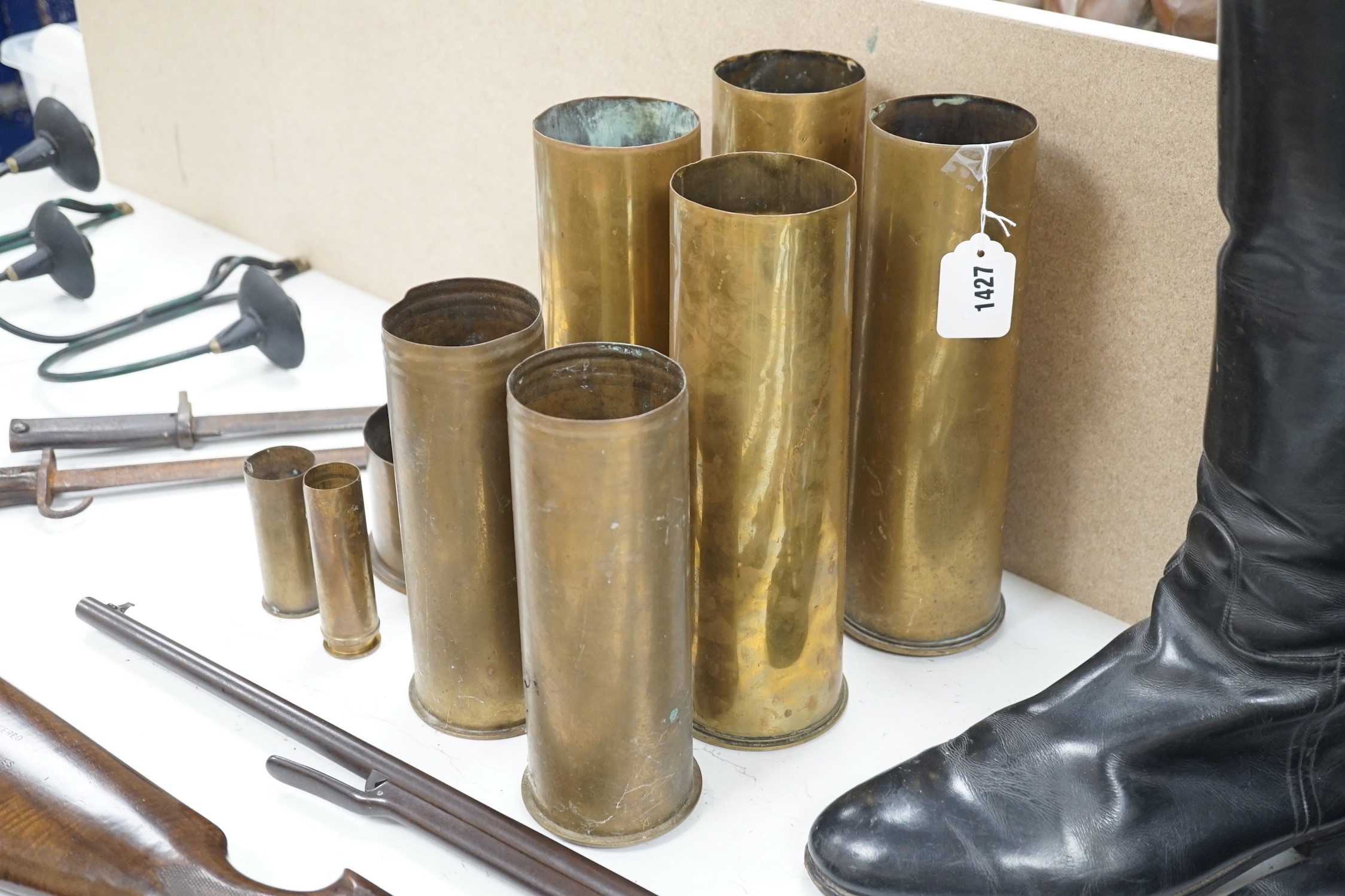 A group of WWI shell casings and two bayonests - Bild 2 aus 2