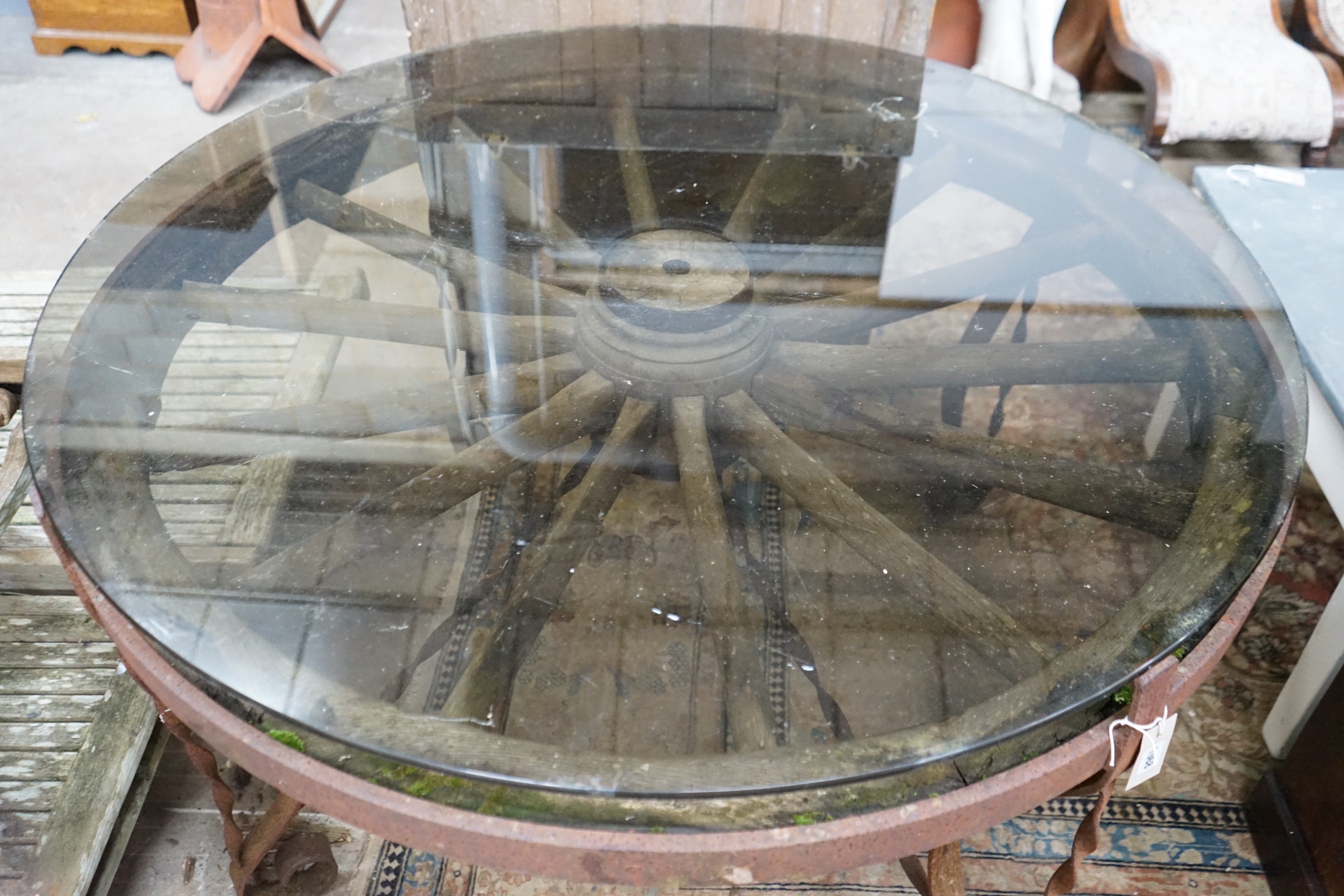 A wrought iron glass topped circular cartwheel garden table, diameter 124cm, height 72cm - Bild 3 aus 3