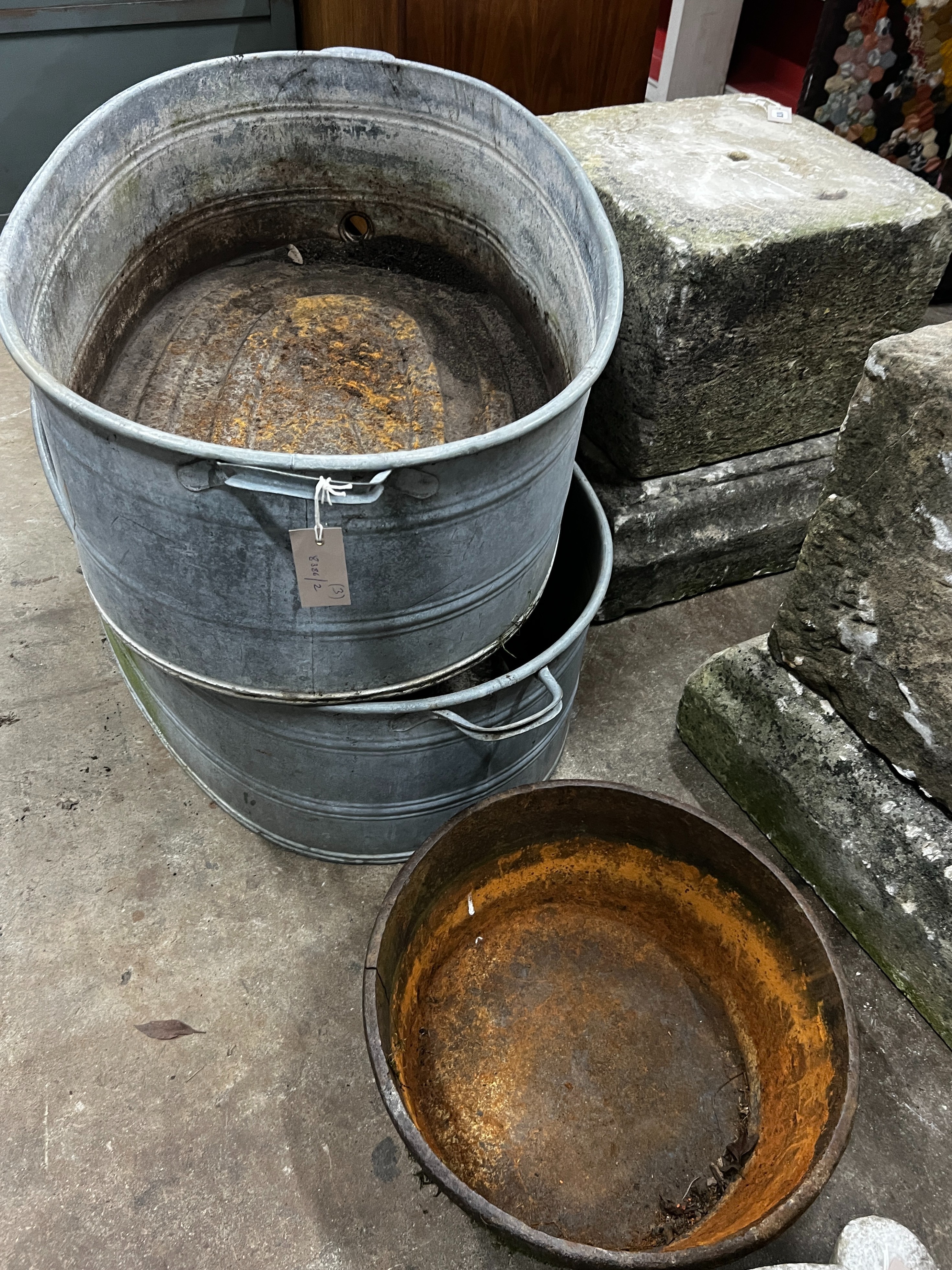 A pair of oval vintage galvanised zinc water troughs, length 104cm, depth 58cm, height 28cm together - Bild 3 aus 3