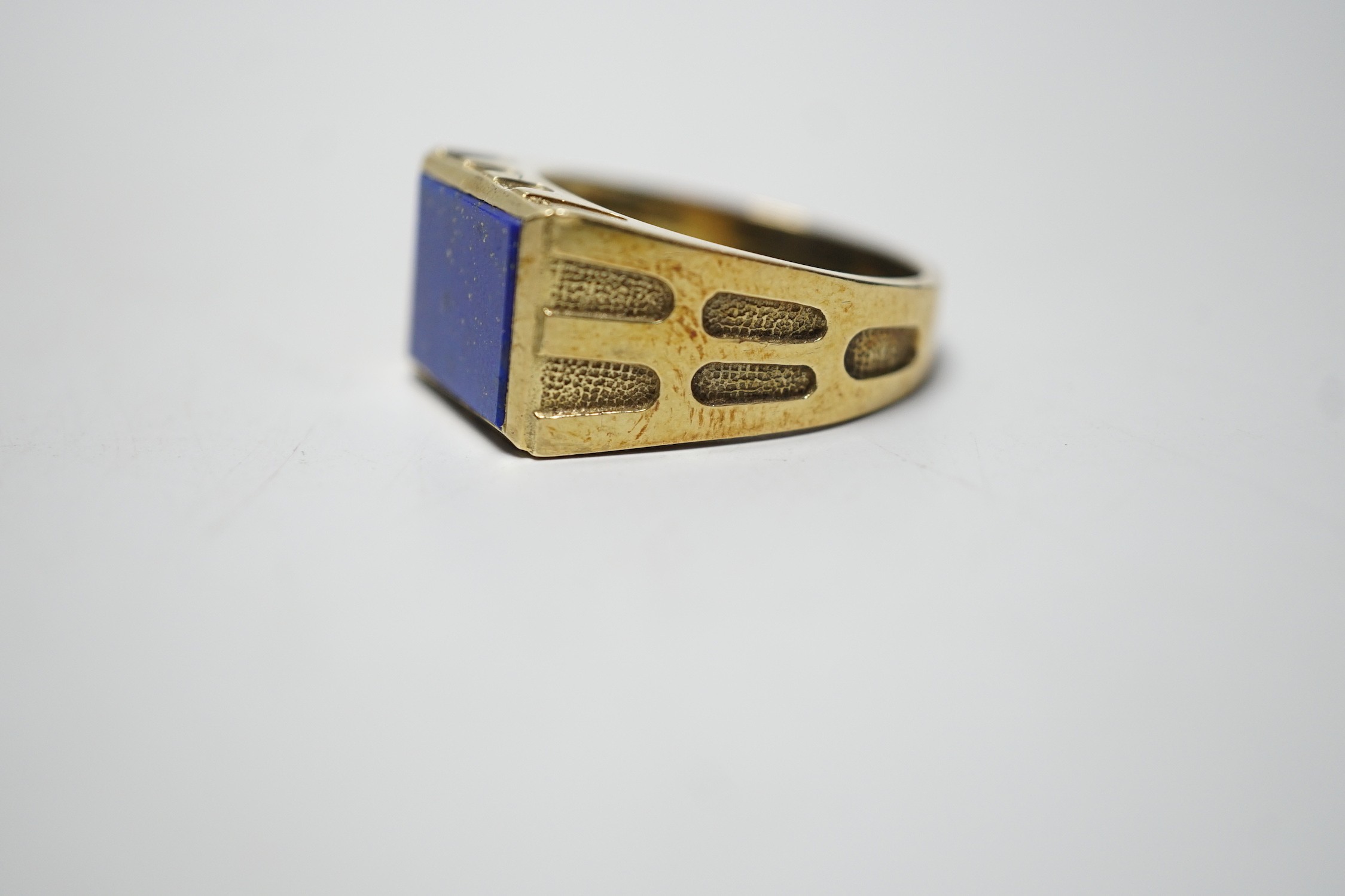 A modern 585 yellow metal and lapis lazuli set signet ring, size W, gross weight 11.9 grams. - Image 3 of 5