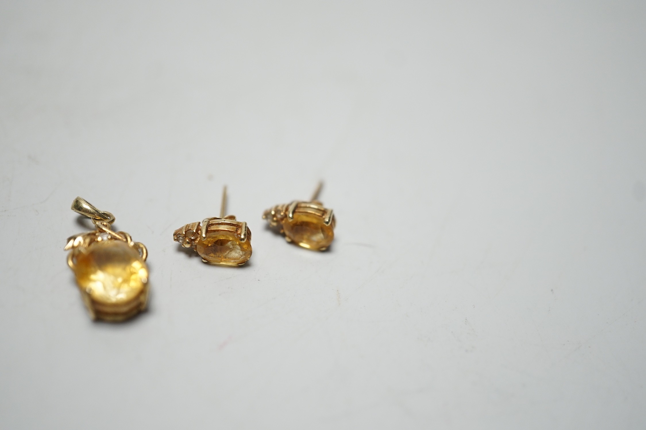 A modern 14k, citrine and diamond chip set pendant, 15mm and a pair of matching ear studs, gross - Image 4 of 5
