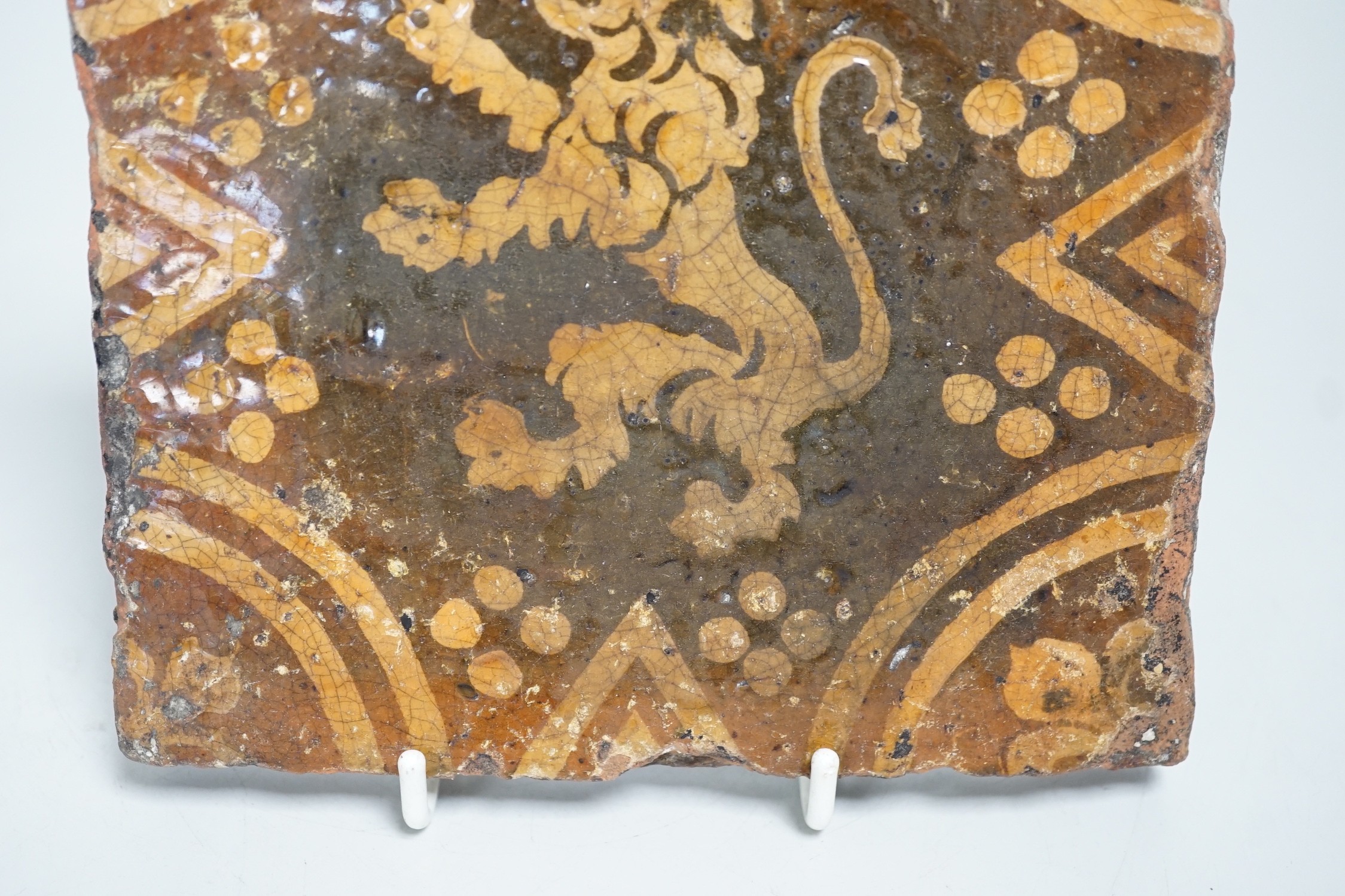 A single early ecclesiastical floor tile with rampant lion detail. 14 x 14cm - Bild 3 aus 4