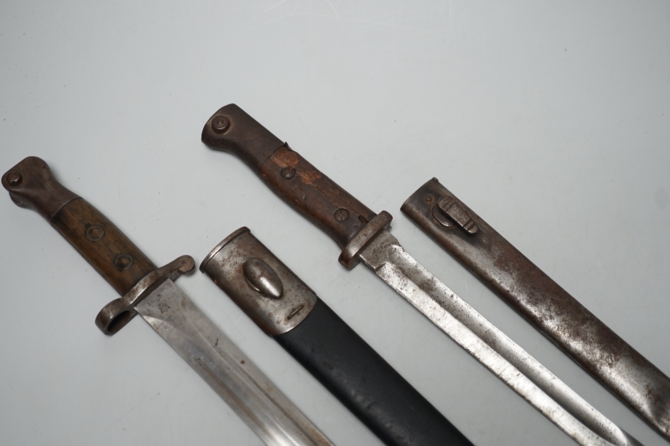 A 19th century British bayonet and scabbard together with a German bayonet and scabbard, the blade - Bild 2 aus 6