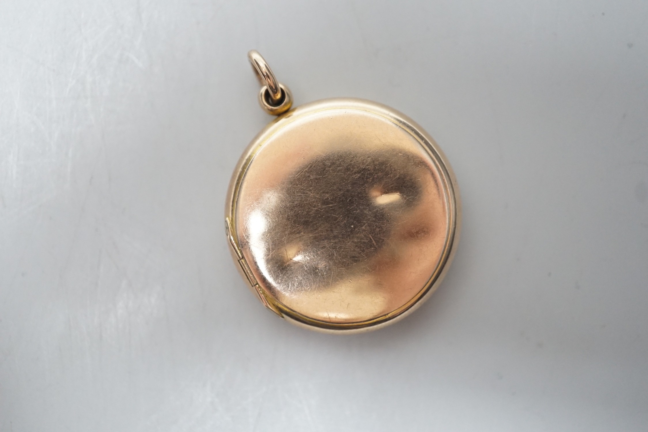 A 9ct gold mounted circular triptych locket, diameter 29mm, gross weight 10.8 grams. - Image 3 of 4