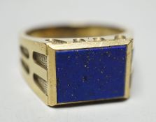 A modern 585 yellow metal and lapis lazuli set signet ring, size W, gross weight 11.9 grams.