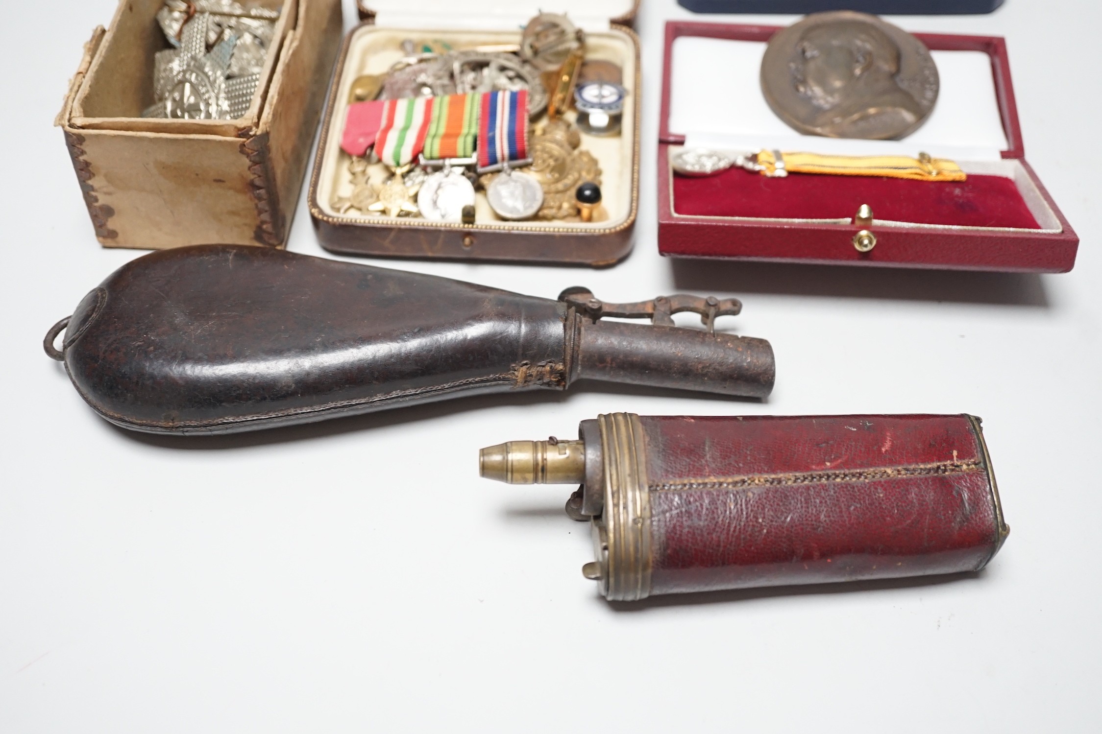 Two powder flasks and militaria including cap badges and miniature medals - Bild 6 aus 6