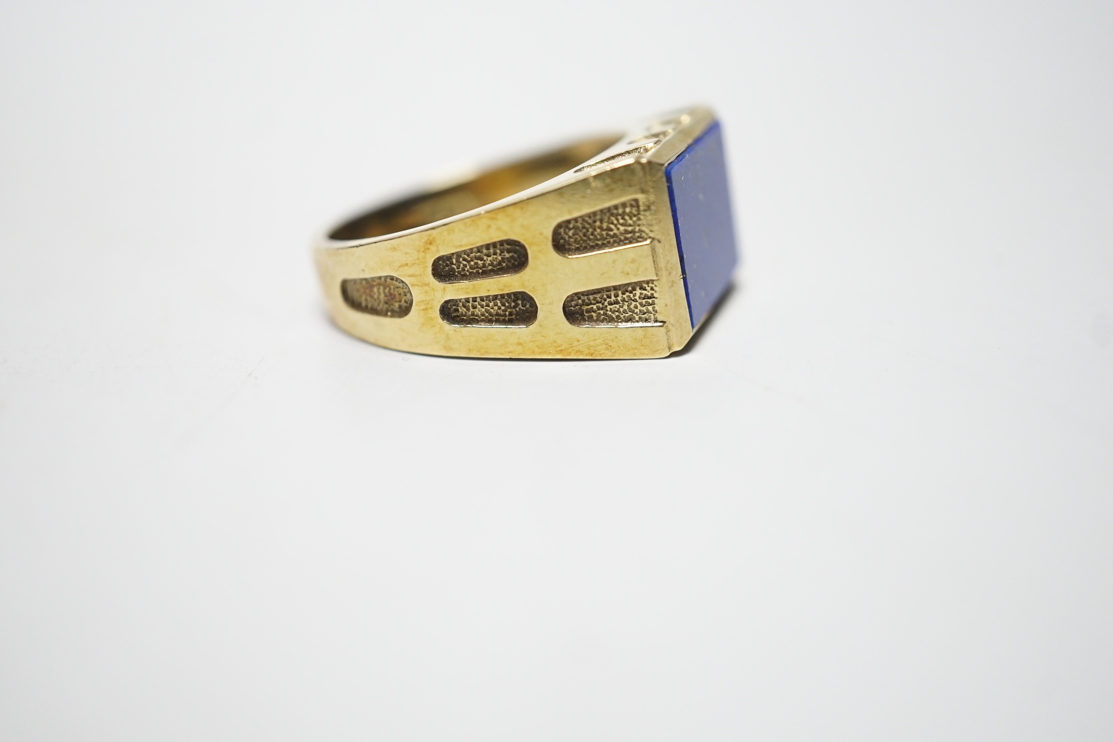 A modern 585 yellow metal and lapis lazuli set signet ring, size W, gross weight 11.9 grams. - Image 5 of 5
