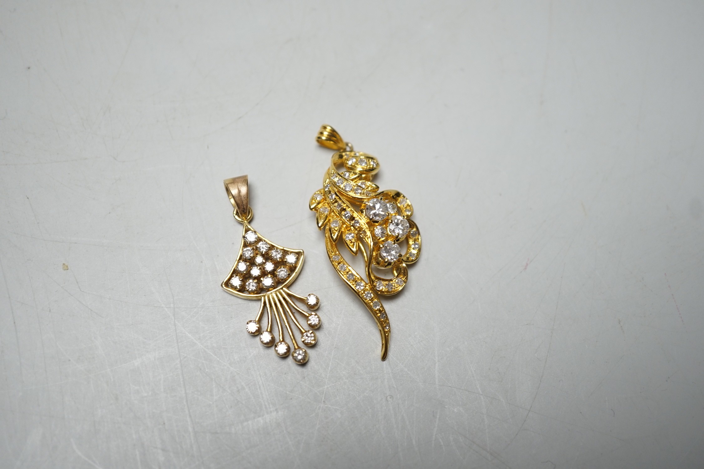 An Earl 18k yellow metal and diamond cluster ser scrolling pendant, overall 46mm and a yellow - Image 3 of 6