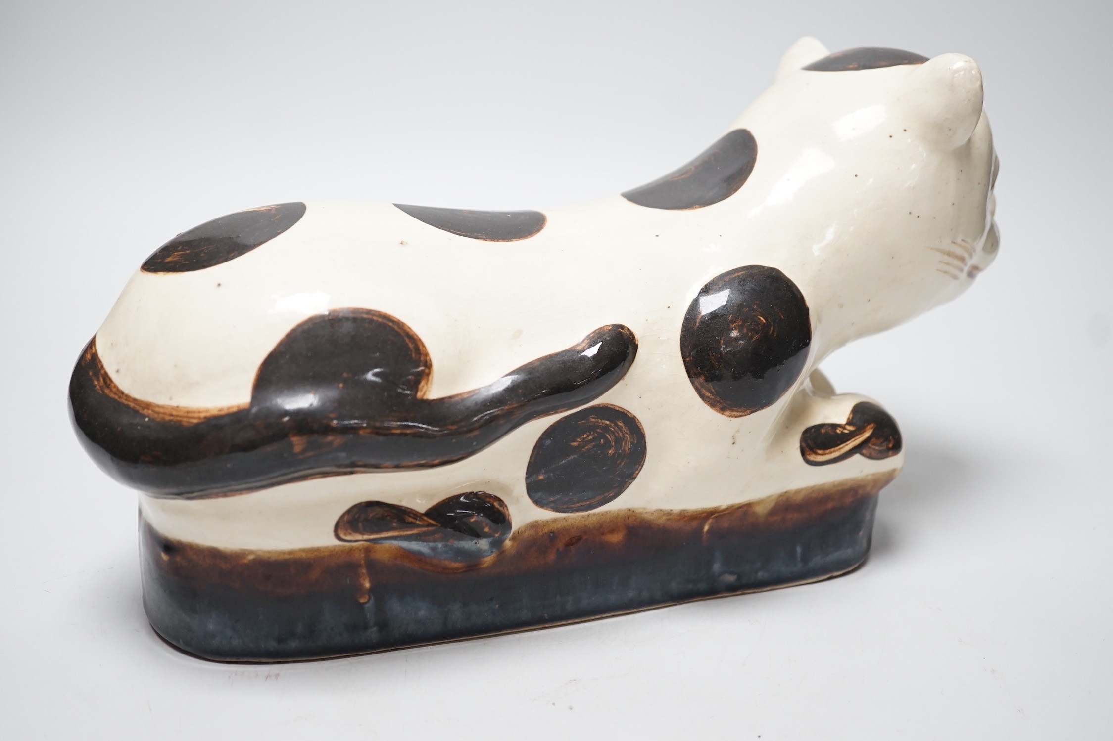 A Chinese Cizhou style 'cat' pillow, late Qing Dynasty, 35cm long - Image 3 of 3