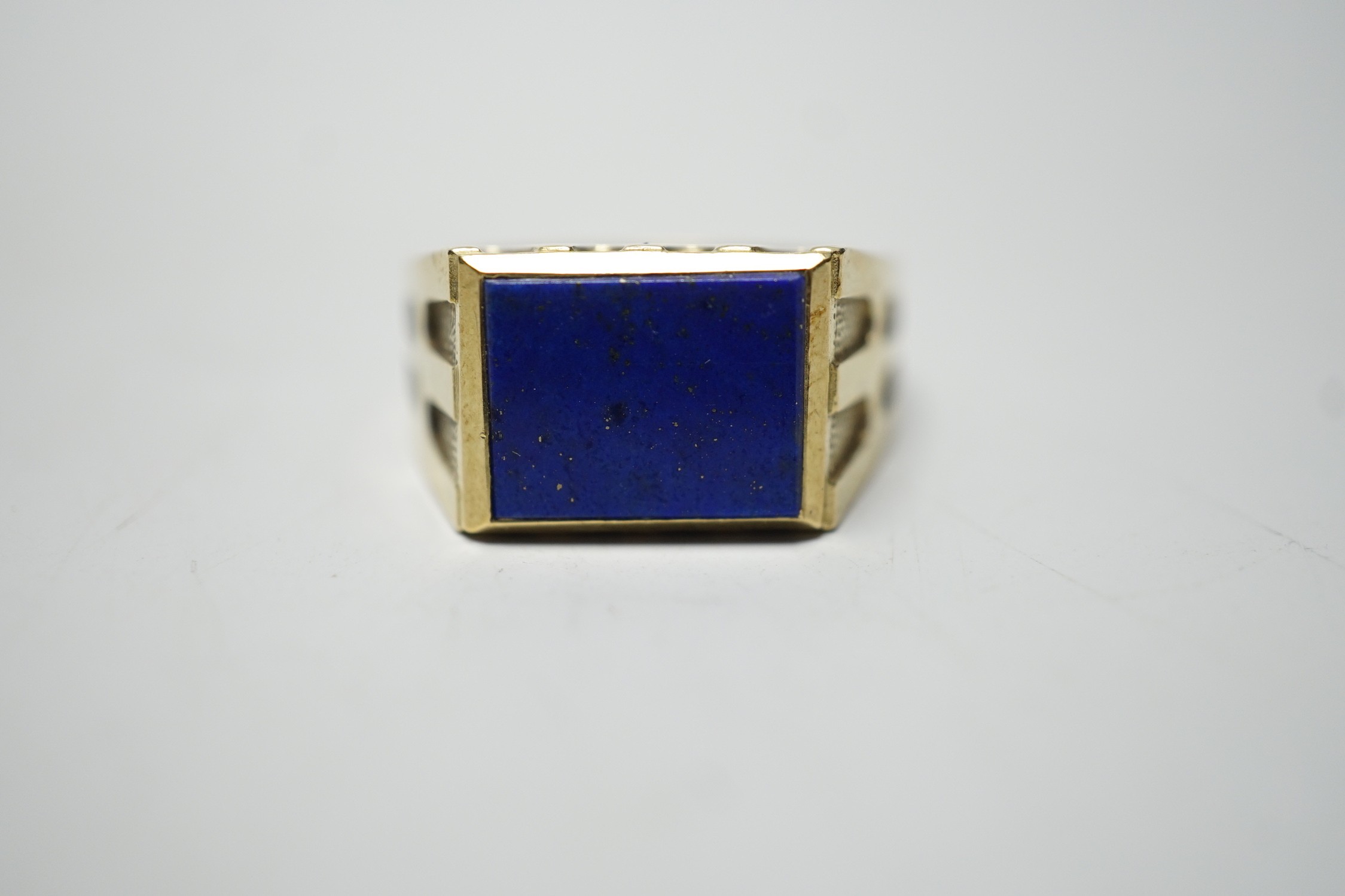 A modern 585 yellow metal and lapis lazuli set signet ring, size W, gross weight 11.9 grams. - Image 2 of 5