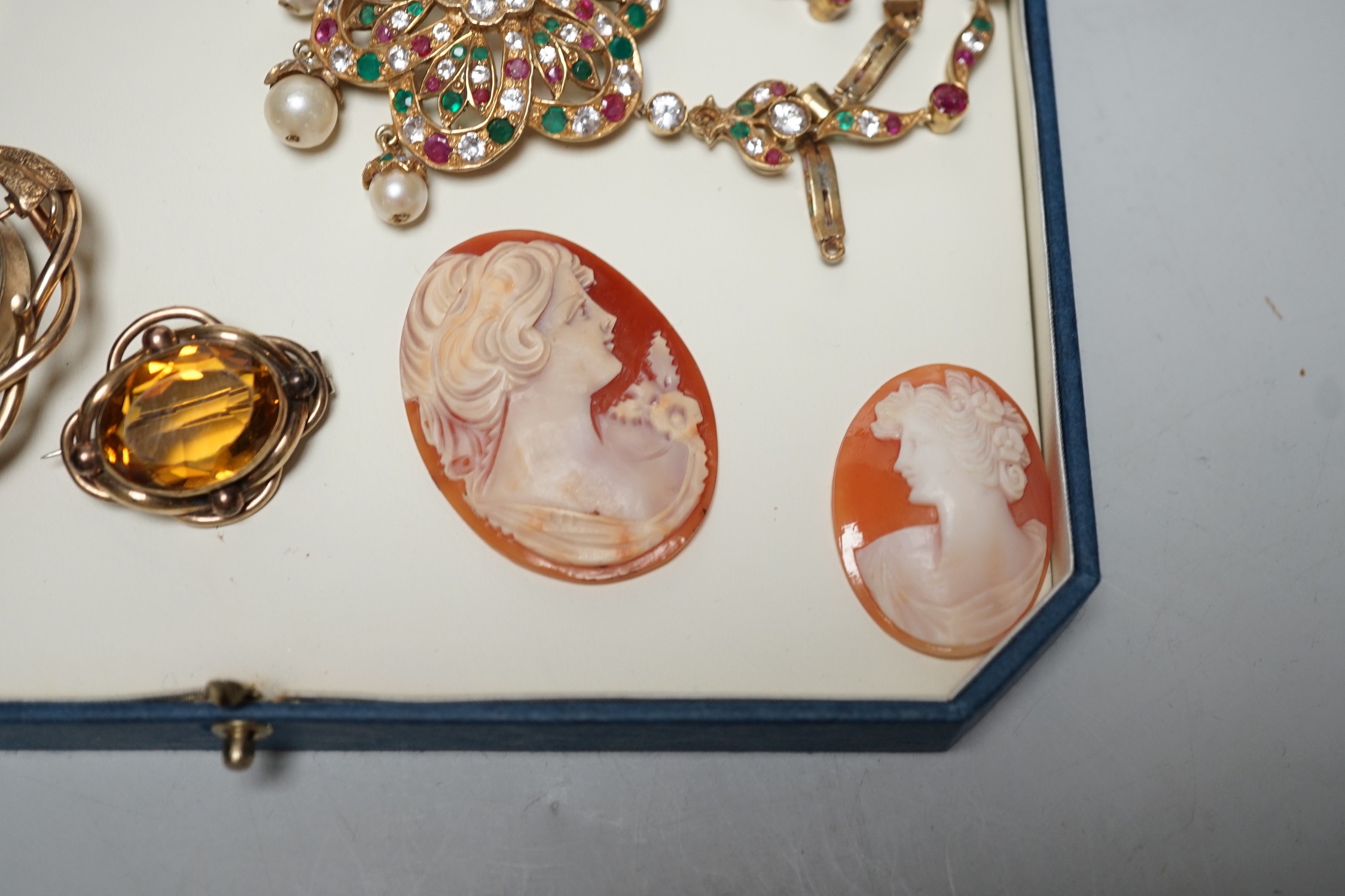 A yellow metal mounted oval cameo hardstone? set oval pendant, 32mm and a group of assorted - Image 4 of 5