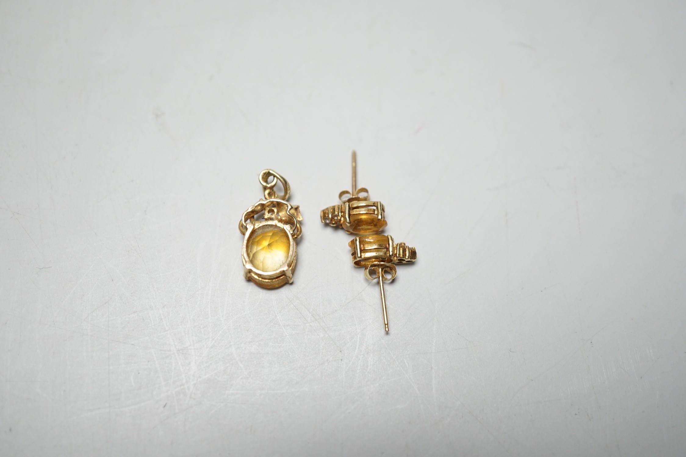 A modern 14k, citrine and diamond chip set pendant, 15mm and a pair of matching ear studs, gross - Image 5 of 5