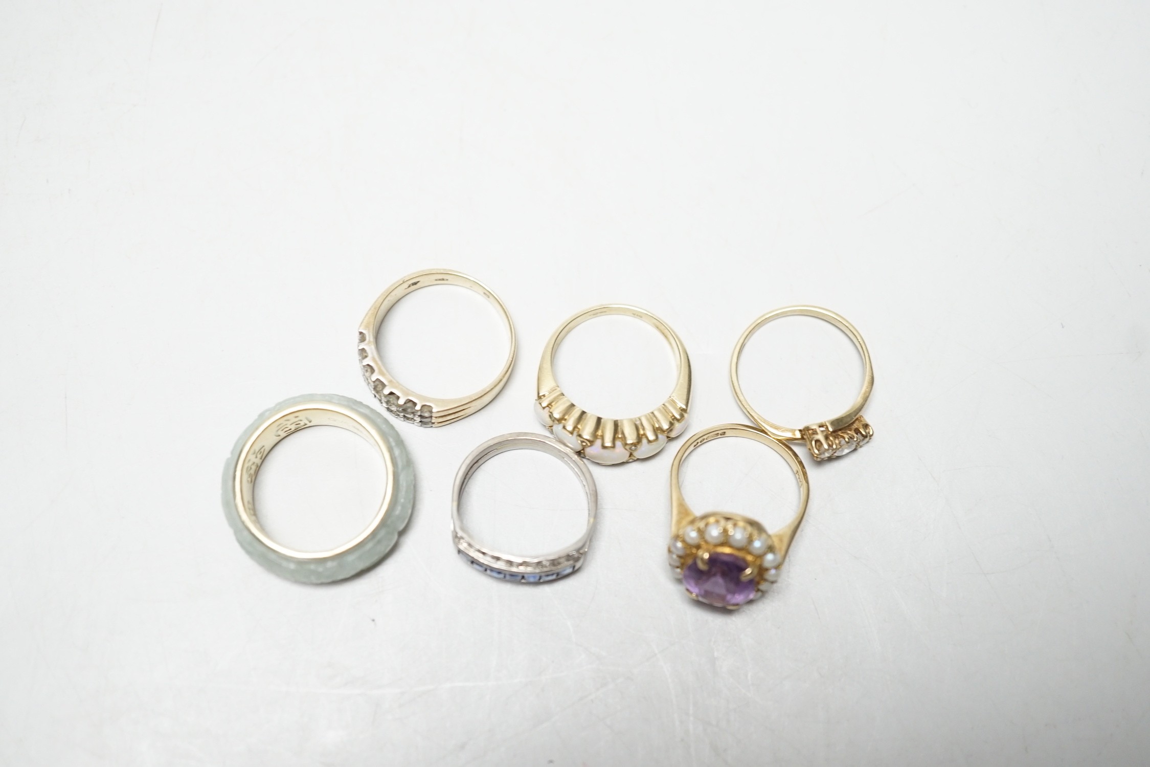 Four assorted modern 9ct god and gem set rings including amethyst and split pearl and white opal and - Image 5 of 5